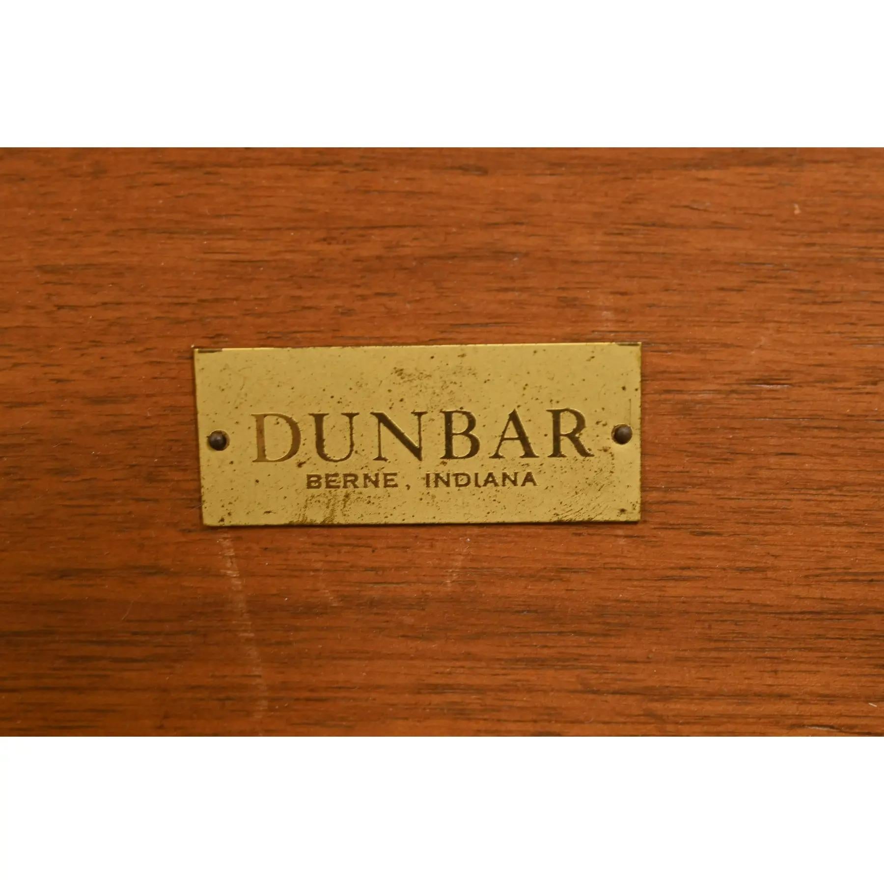 Edward Wormley per Dunbar Comodini o Tavolini in noce e ottone, coppia in vendita 3
