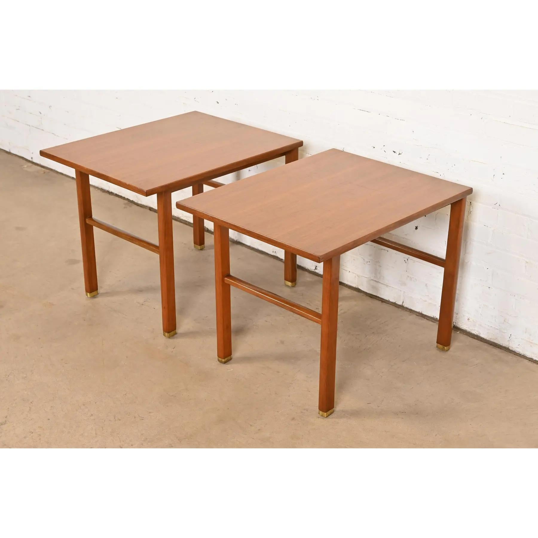 Un'eccezionale coppia di tavolini o comodini in stile Mid-Century Modern

Di Edward Wormley per Dunbar Furniture

USA, anni '50

In noce, con piedi rivestiti in ottone.

Ciascuna misura: 22 