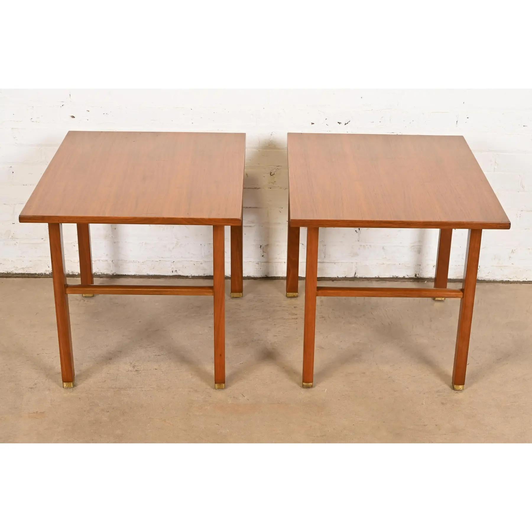 Mid-Century moderno Edward Wormley per Dunbar Comodini o Tavolini in noce e ottone, coppia in vendita