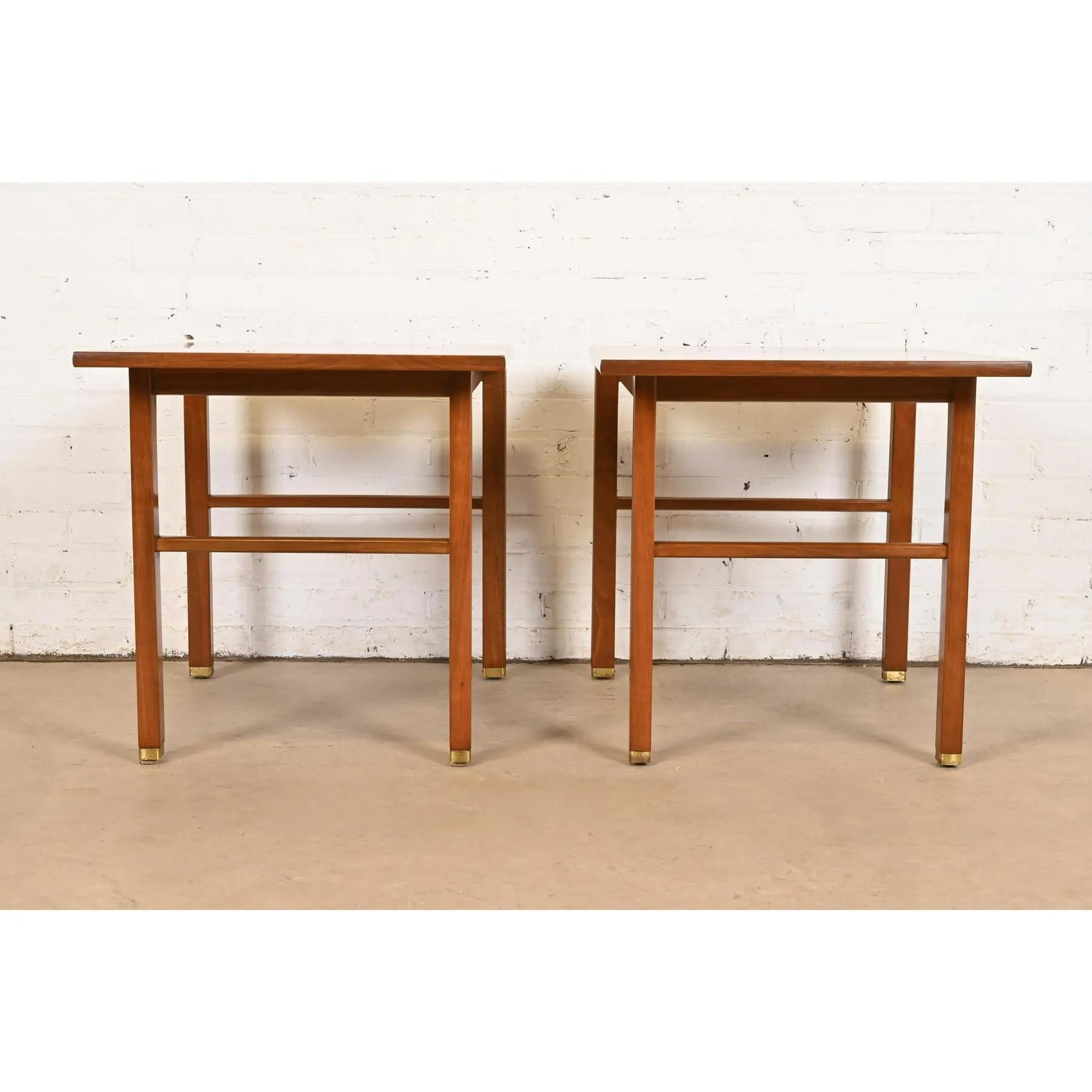 Americano Edward Wormley per Dunbar Comodini o Tavolini in noce e ottone, coppia in vendita