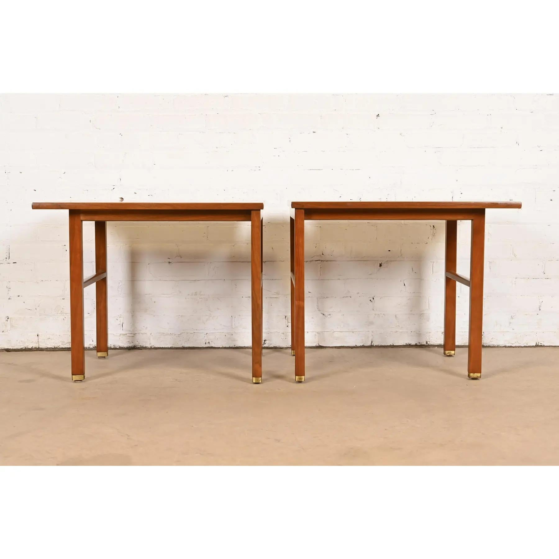 Edward Wormley per Dunbar Comodini o Tavolini in noce e ottone, coppia in vendita 2