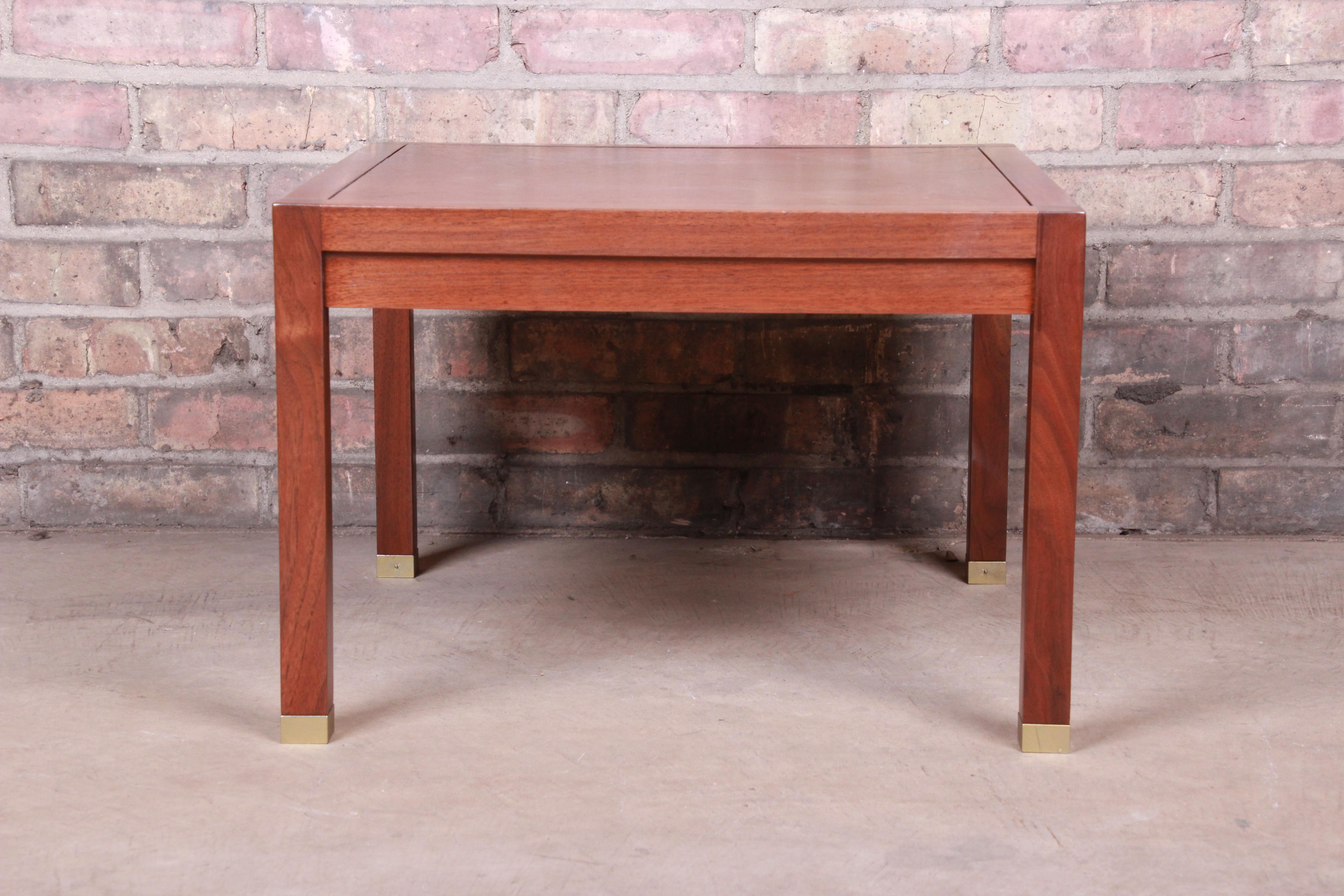 An exceptional Mid-Century Modern side table

By Edward Wormley for Dunbar Furniture

USA, 1950s

Book-matched walnut, with brass-capped feet.

Measures: 21