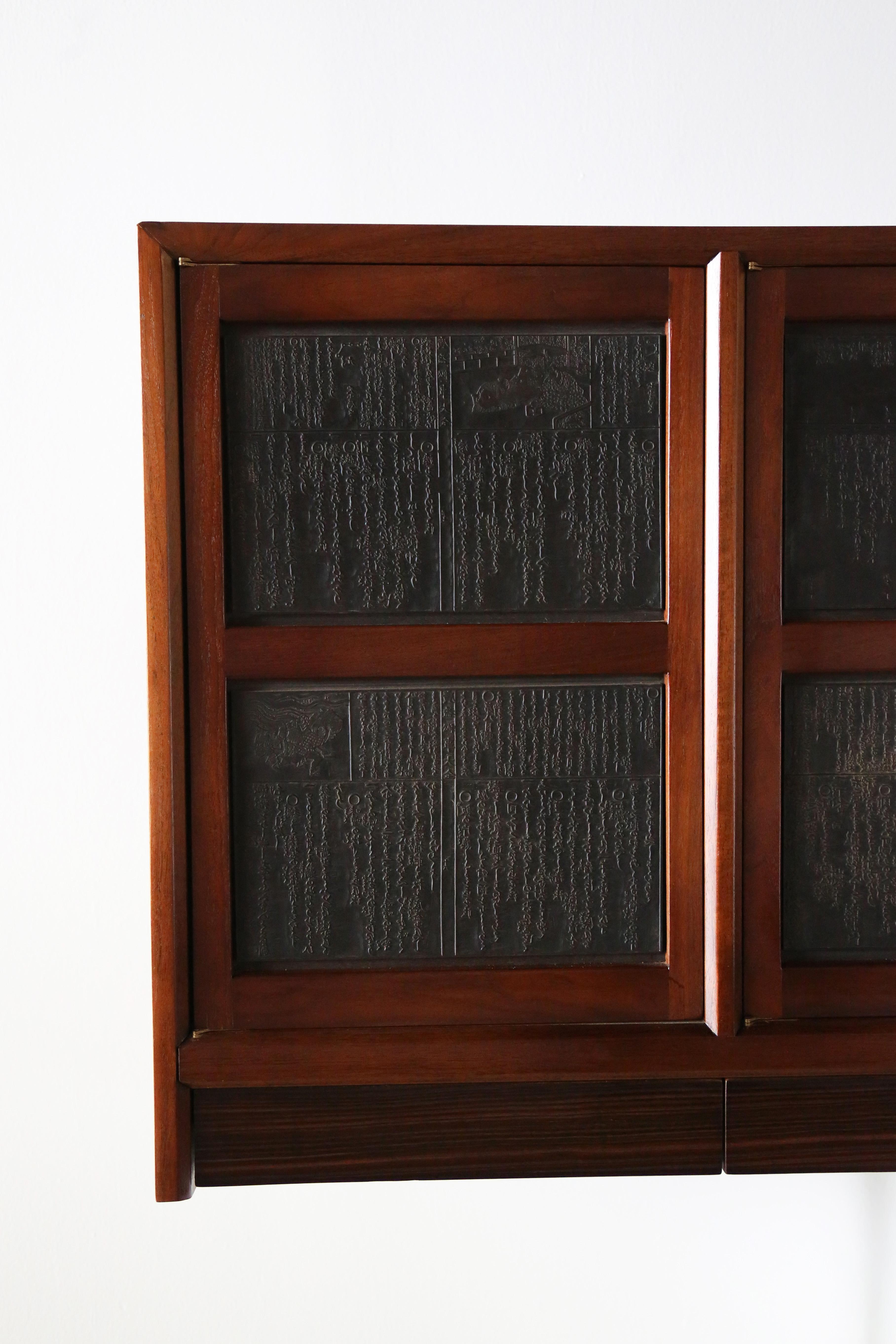 Eine an der Wand montierte, schwebende Kredenz, bestehend aus einem Gehäuse aus Nussbaumholz, 4 Türen, die mit einem chinesischen Druckerblock akzentuiert sind, und einem Akzent aus durchgehenden Schubladen mit Palisanderverkleidung entlang des
