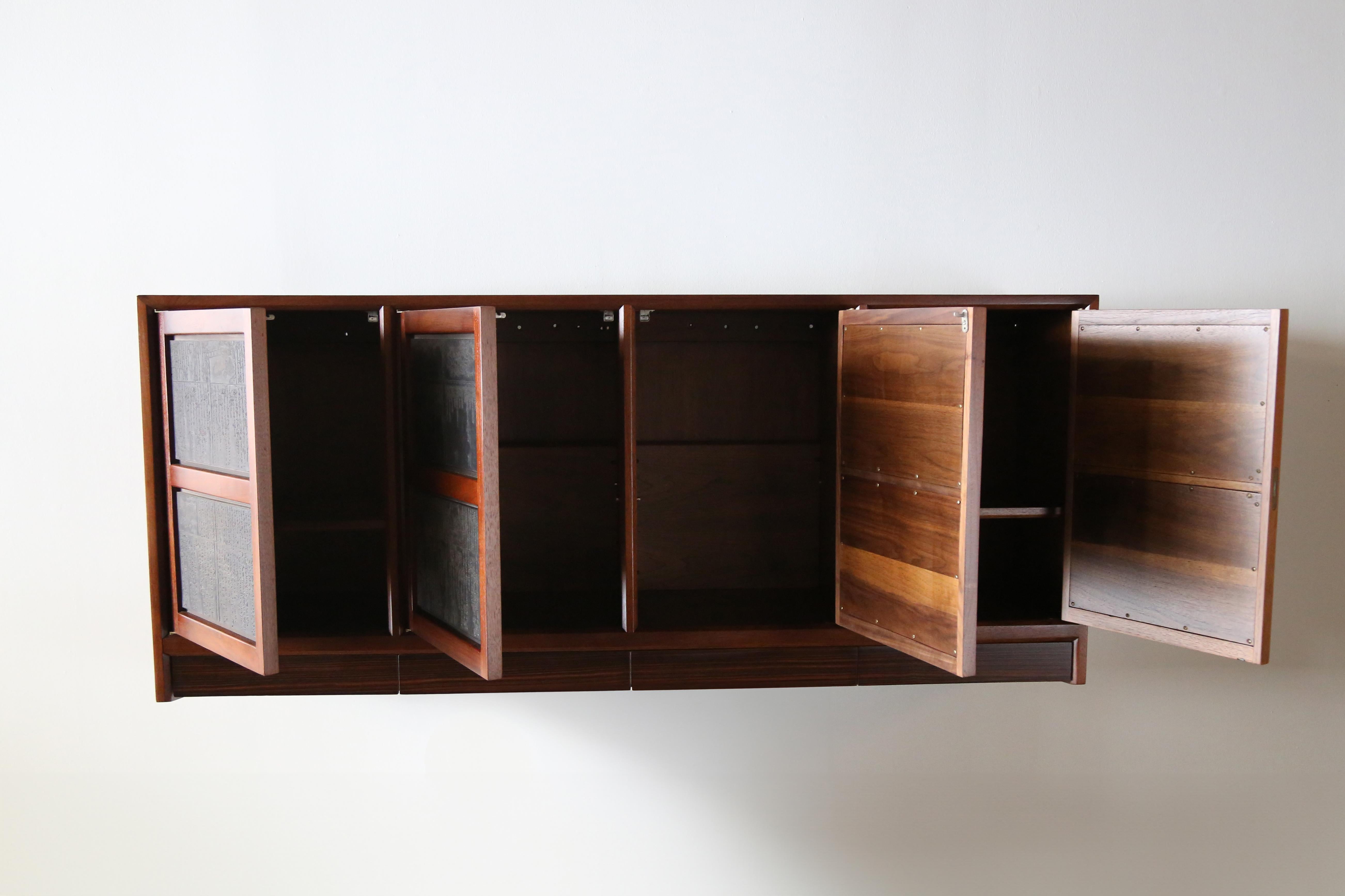 Edward Wormley für Dunbar Schwebe-Credenza aus Nussbaum und chinesischem Druckblock im Zustand „Gut“ im Angebot in Virginia Beach, VA