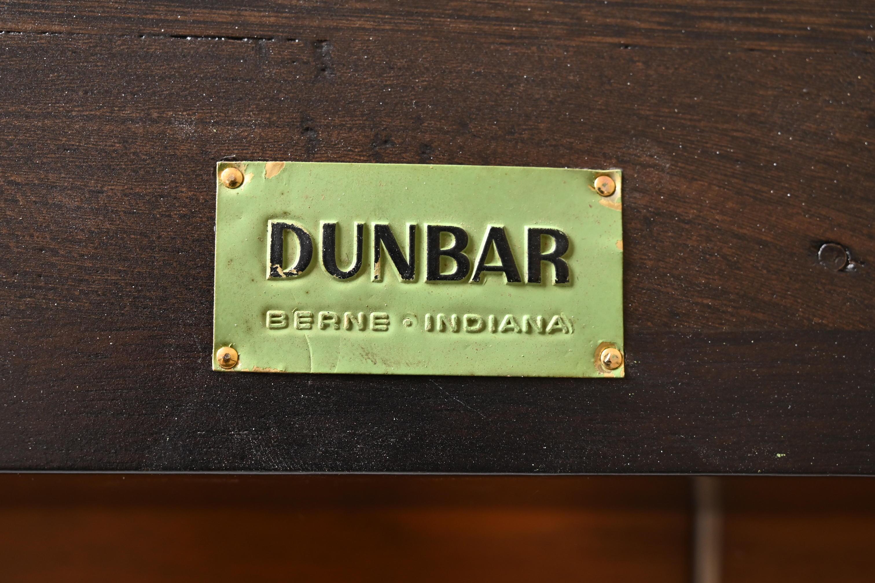 Table de salle à manger en noyer et ébonite Edward Wormley for Dunbar, récemment repeinte en vente 7