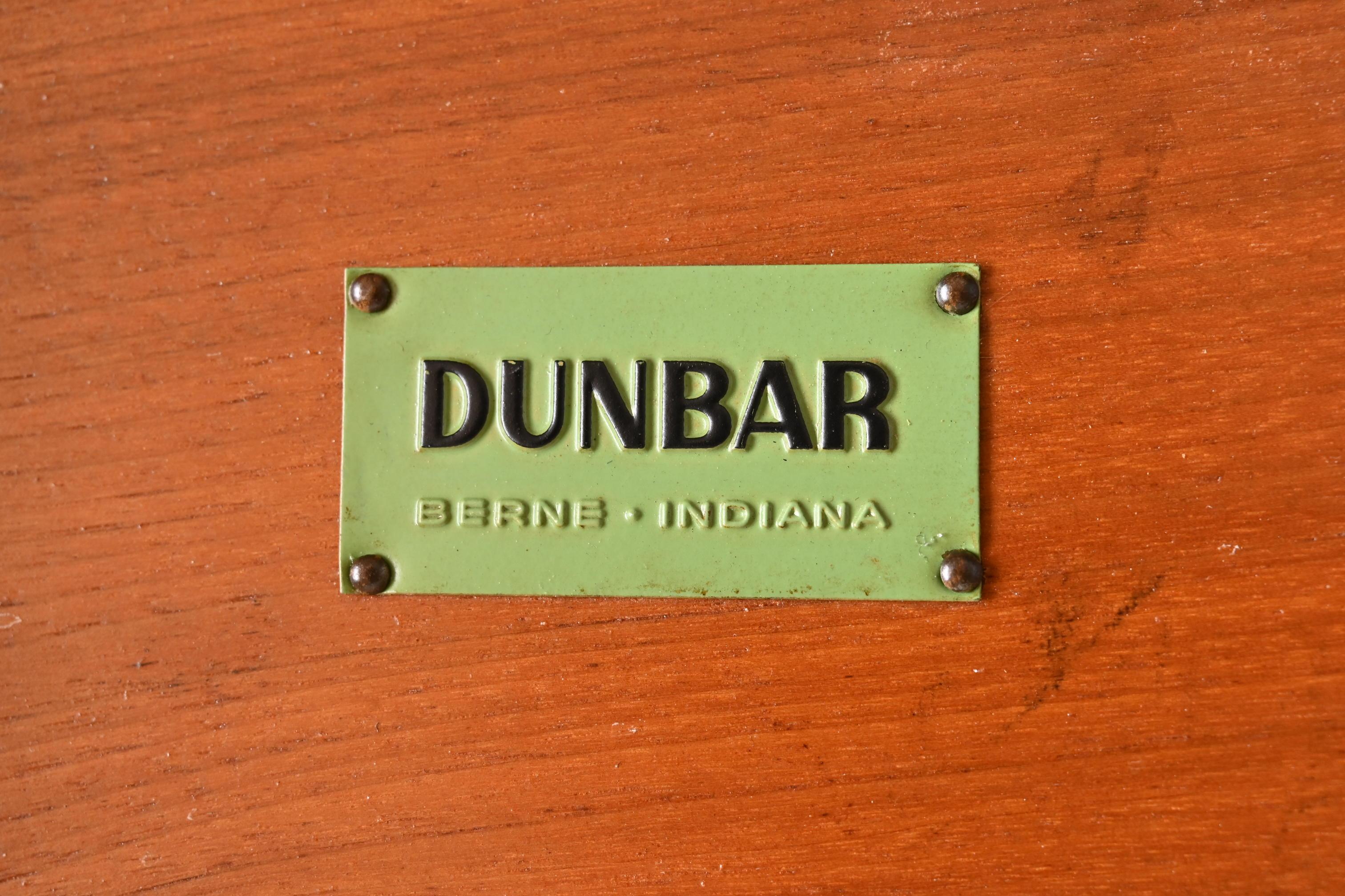 Table de salle à manger en noyer et ébonite Edward Wormley for Dunbar, récemment repeinte en vente 8