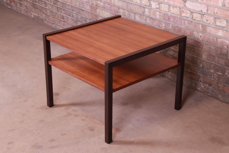An exceptional Mid-Century Modern two-tier occasional side table

By Edward Wormley for Dunbar Furniture

USA, circa 1960s

Book-matched walnut, with dark mahogany trim.

Measures: 27