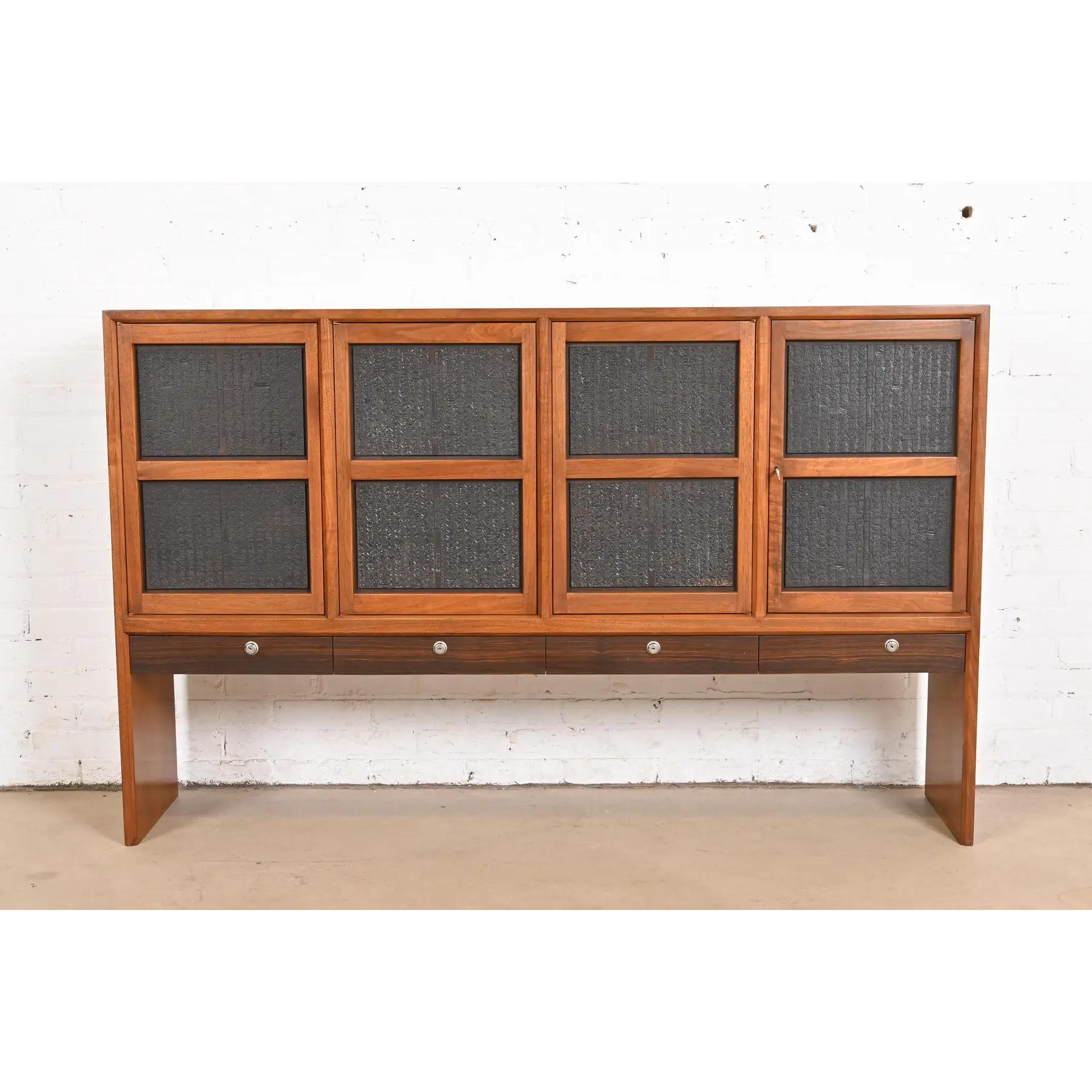 Un'eccezionale credenza, credenza o mobile bar in stile Mid-Century Modern

Di Edward Wormley per Dunbar Furniture

USA, anni '50

Splendido legno di noce, con cassetti in palissandro e antichi blocchi di stampa cinesi. Gli armadietti si chiudono e
