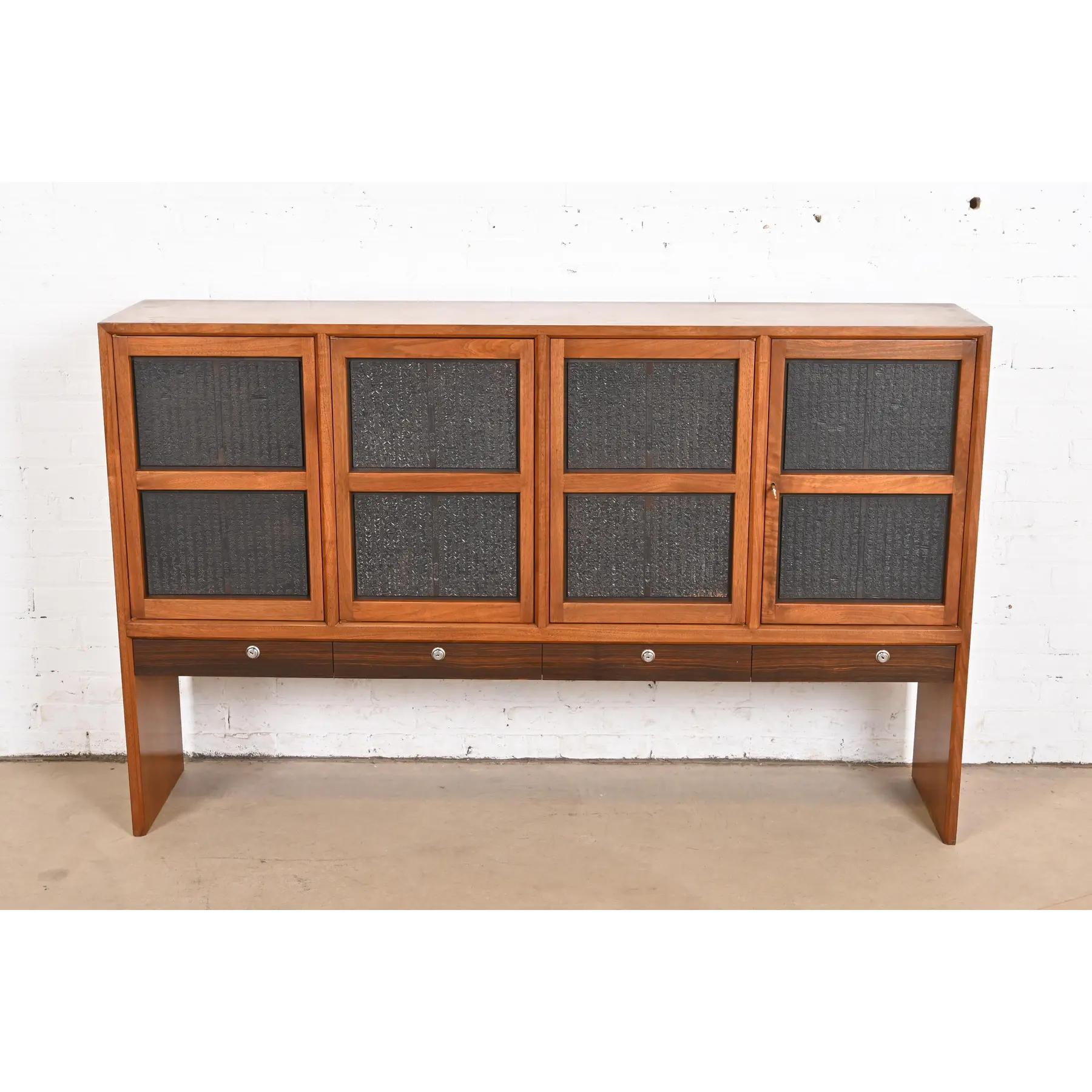 Mid-Century moderno Edward Wormley per Dunbar Cabinet in noce e palissandro con blocchi cinesi in vendita