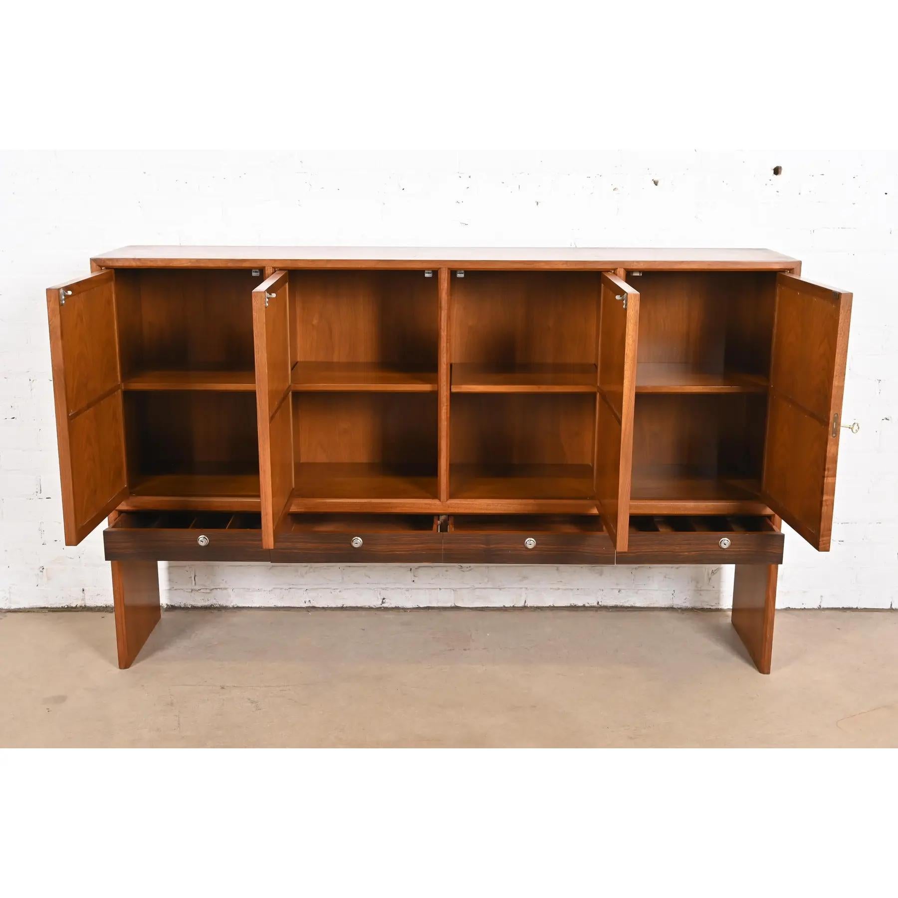 Metà XX secolo Edward Wormley per Dunbar Cabinet in noce e palissandro con blocchi cinesi in vendita