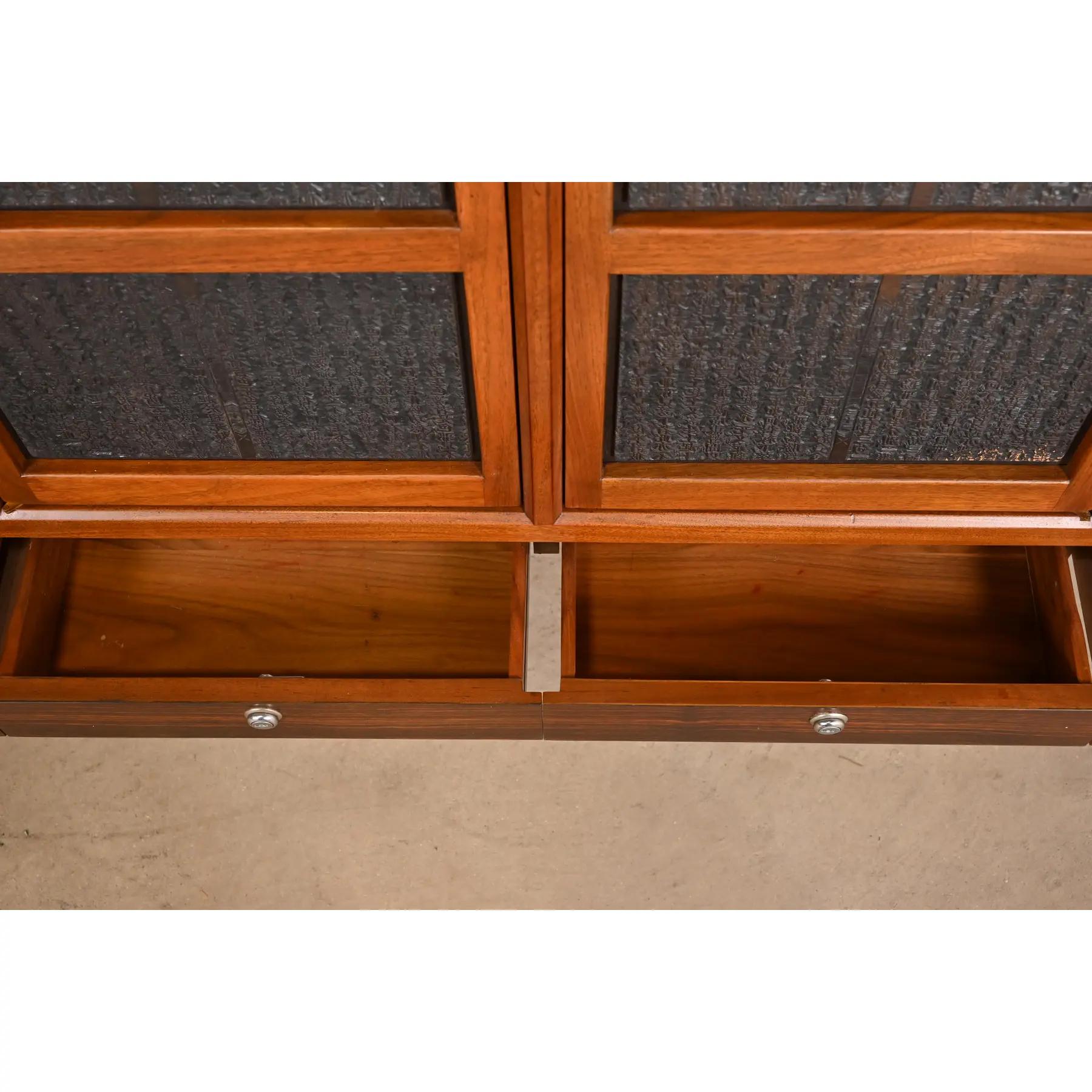 Palissandro Edward Wormley per Dunbar Cabinet in noce e palissandro con blocchi cinesi in vendita