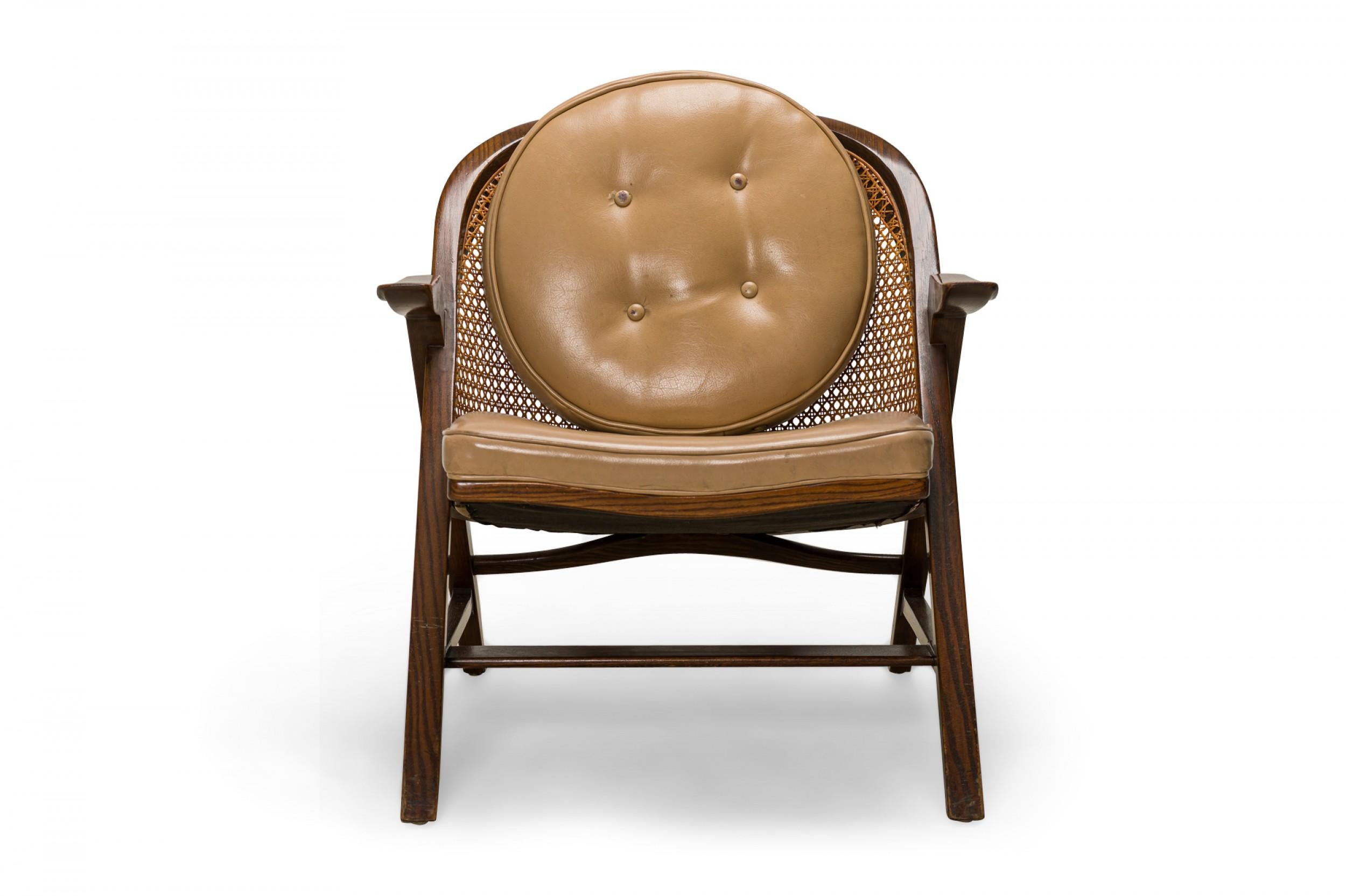 Amerikanischer Loungesessel 'Janus' aus der Mitte des Jahrhunderts mit einem Holzrahmen mit dunklem Walnussfurnier, einer abgerundeten Rückenlehne, einem Sitzkissen mit Knöpfen und einem runden Rückenkissen aus hellbraunem Leder, das auf vier