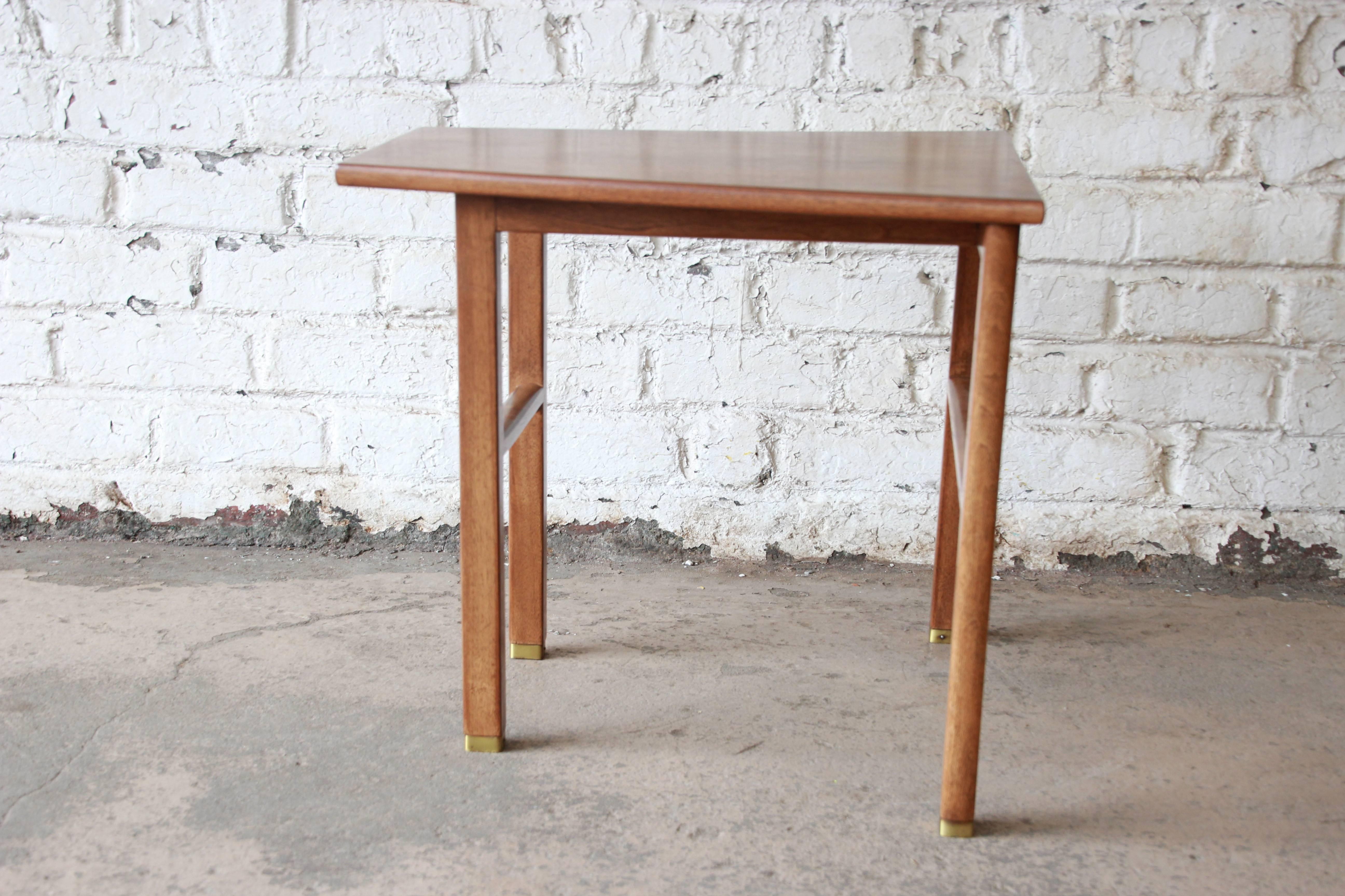 Edward Wormley for Dunbar Walnut Cantilever Wedge End Table, 1950s In Excellent Condition In South Bend, IN