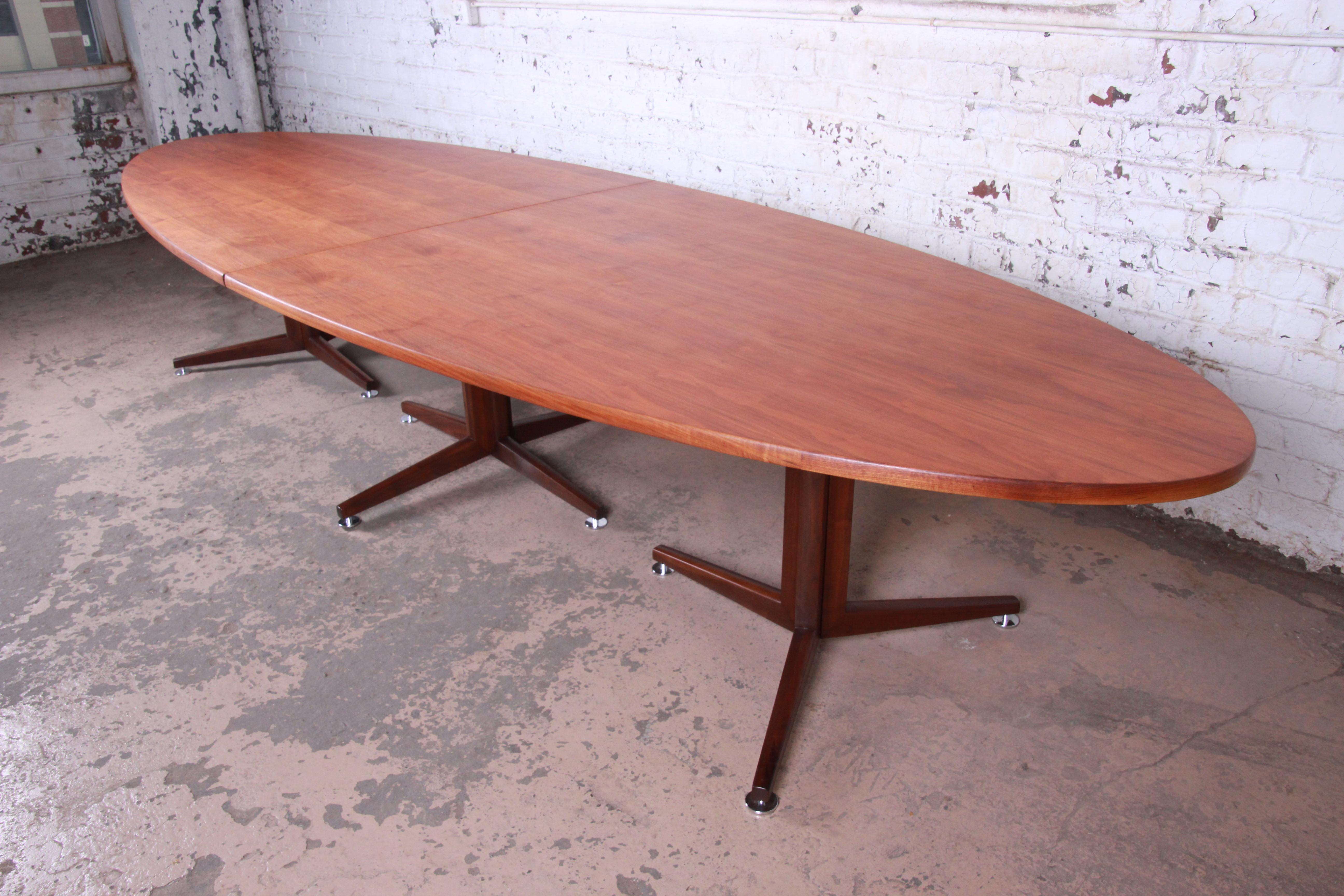 Edward Wormley for Dunbar Walnut Elliptical Conference or Dining Table, 1960s In Good Condition For Sale In South Bend, IN
