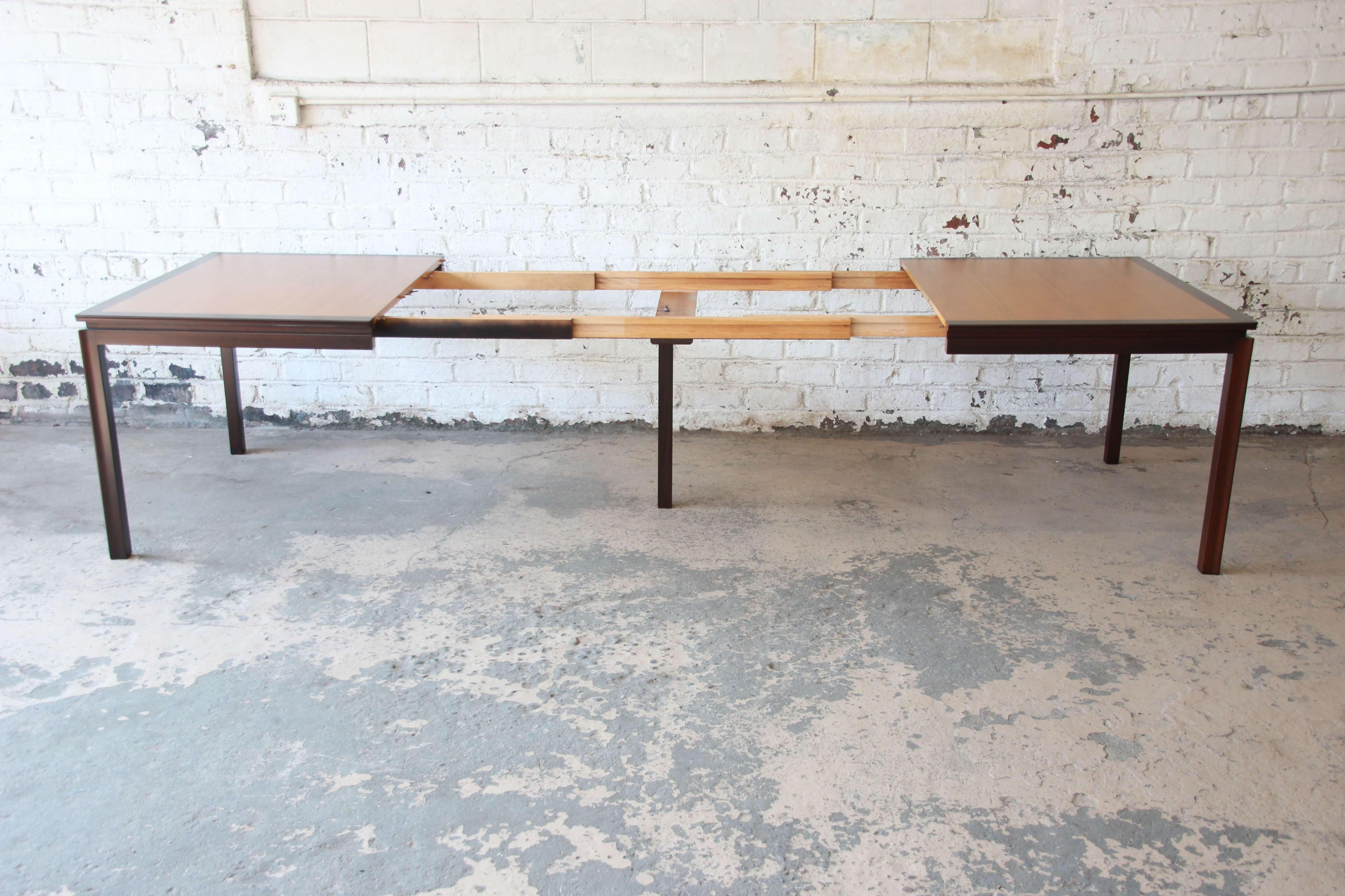 Edward Wormley for Dunbar Walnut Extension Dining Table (Mitte des 20. Jahrhunderts)