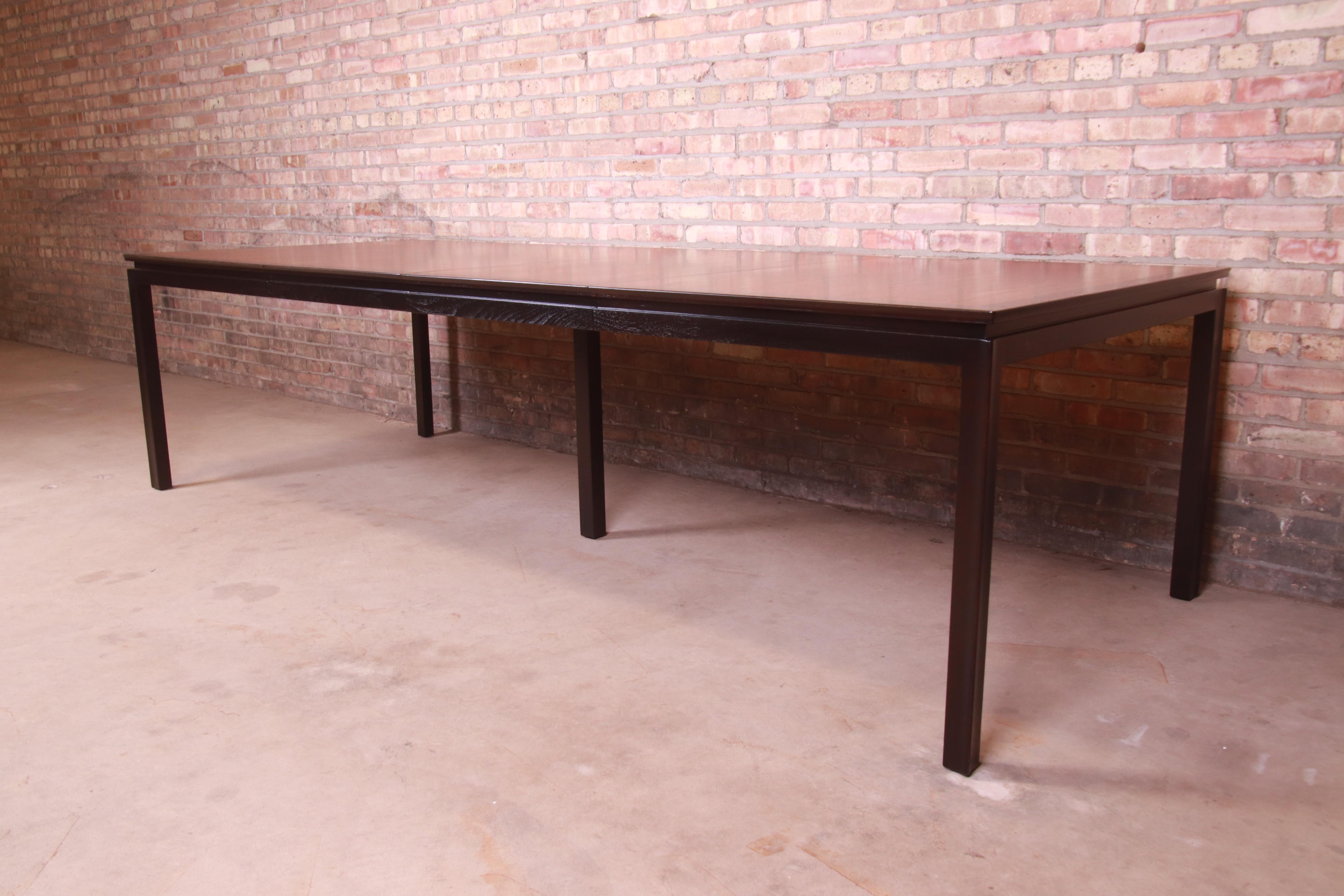 An exceptional Mid-Century Modern extension dining table

By Edward Wormley for Dunbar Furniture

USA, 1950s

Book-matched walnut top, with ebonized walnut banding and legs.

Measures: 66.25
