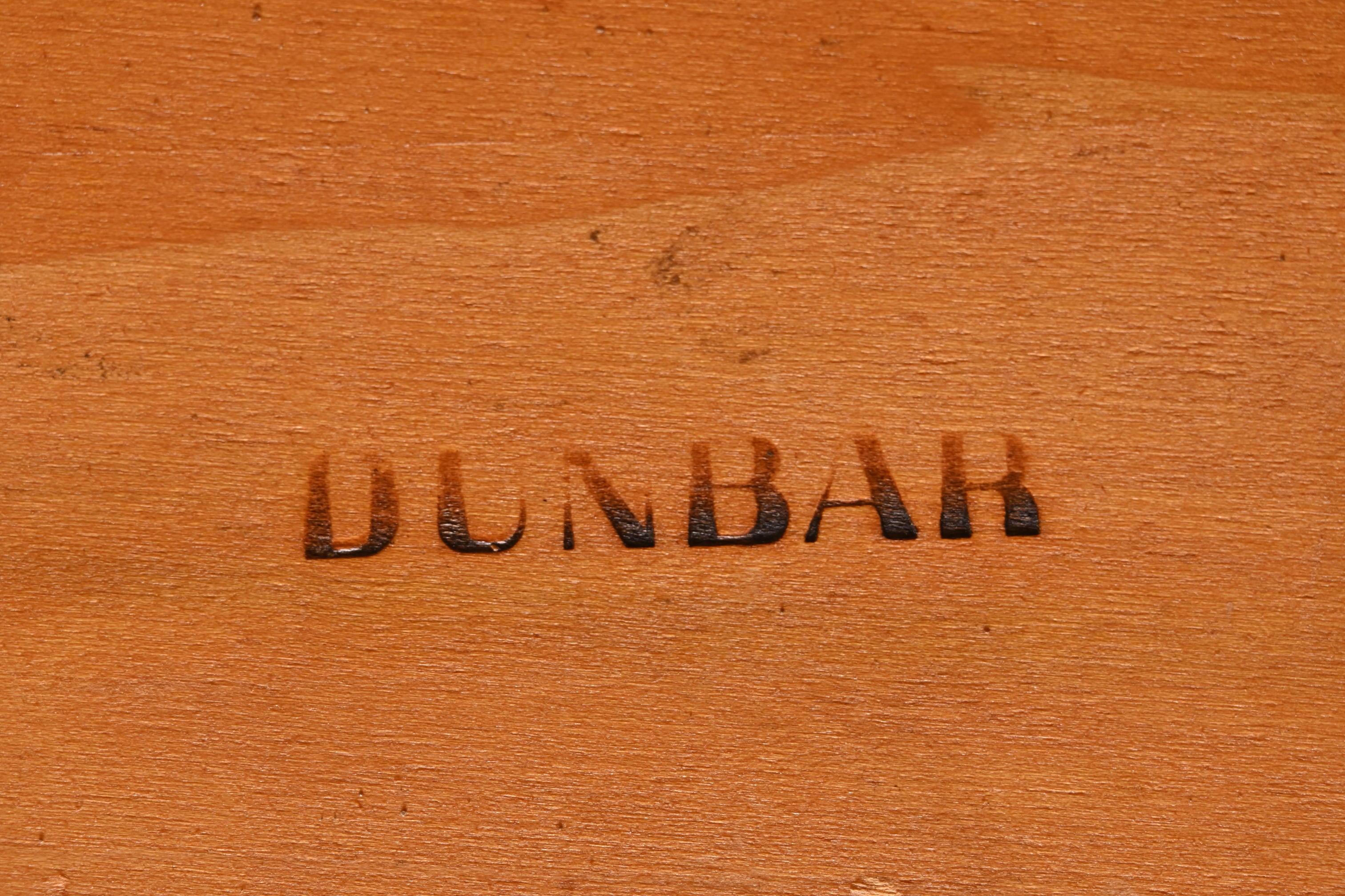 Table de salle à manger à rallonge en noyer Edward Wormley pour Dunbar, nouvellement revernie en vente 13