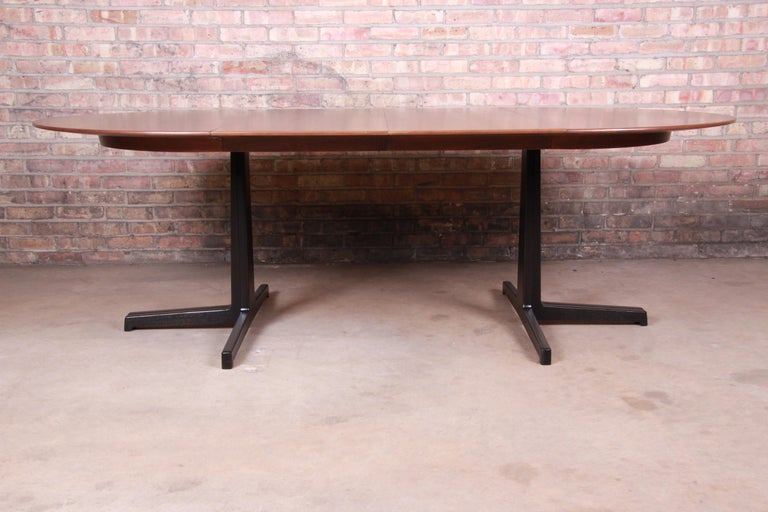 An exceptional Mid-Century Modern extension dining table

By Edward Wormley for Dunbar Furniture

USA, 1950s

Beautifully grained walnut top with sculpted solid walnut base.

Measures: 50