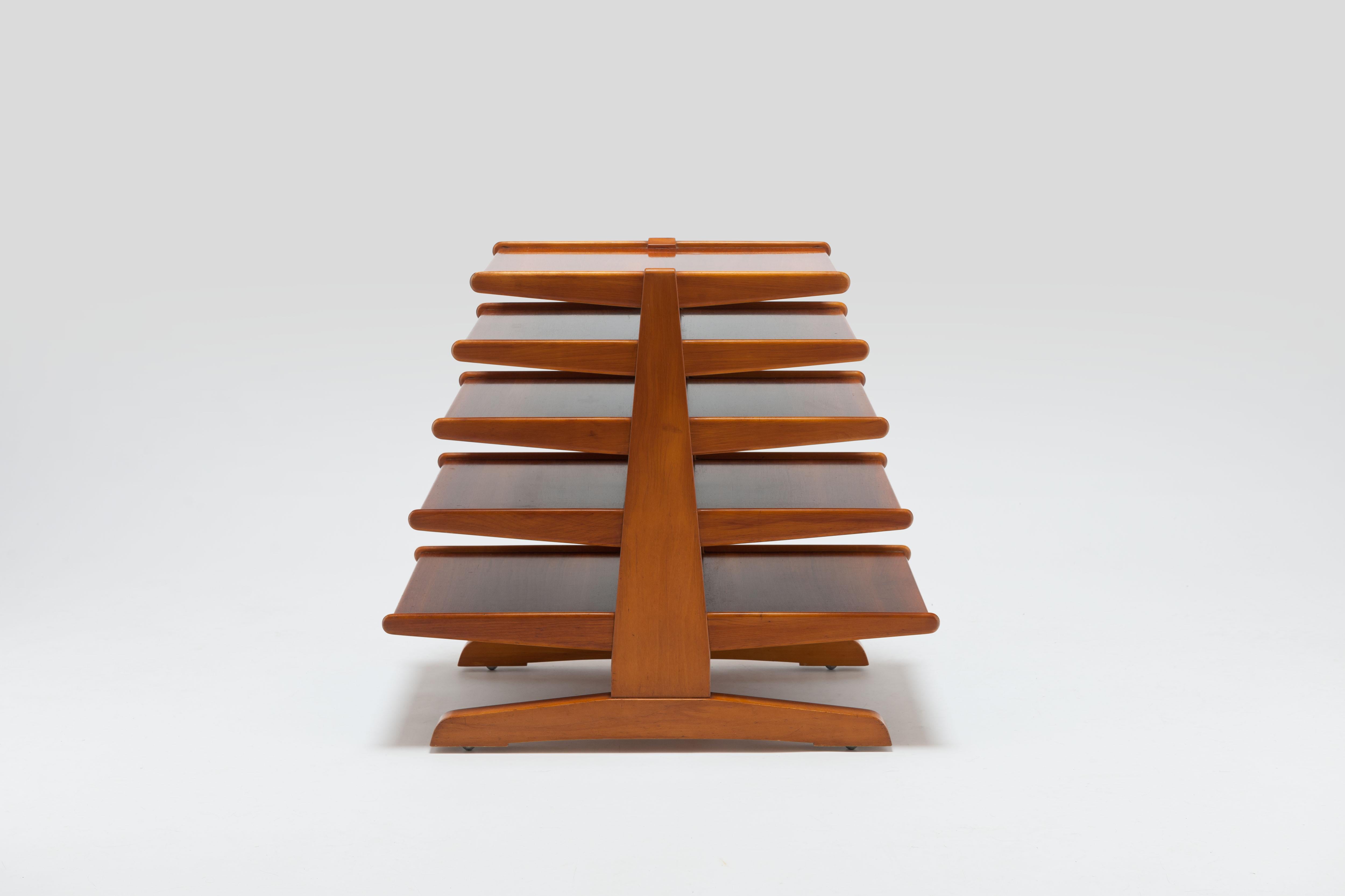 Edward Wormley for Dunbar Walnut Magazine Tree Table In Good Condition For Sale In Utrecht, NL