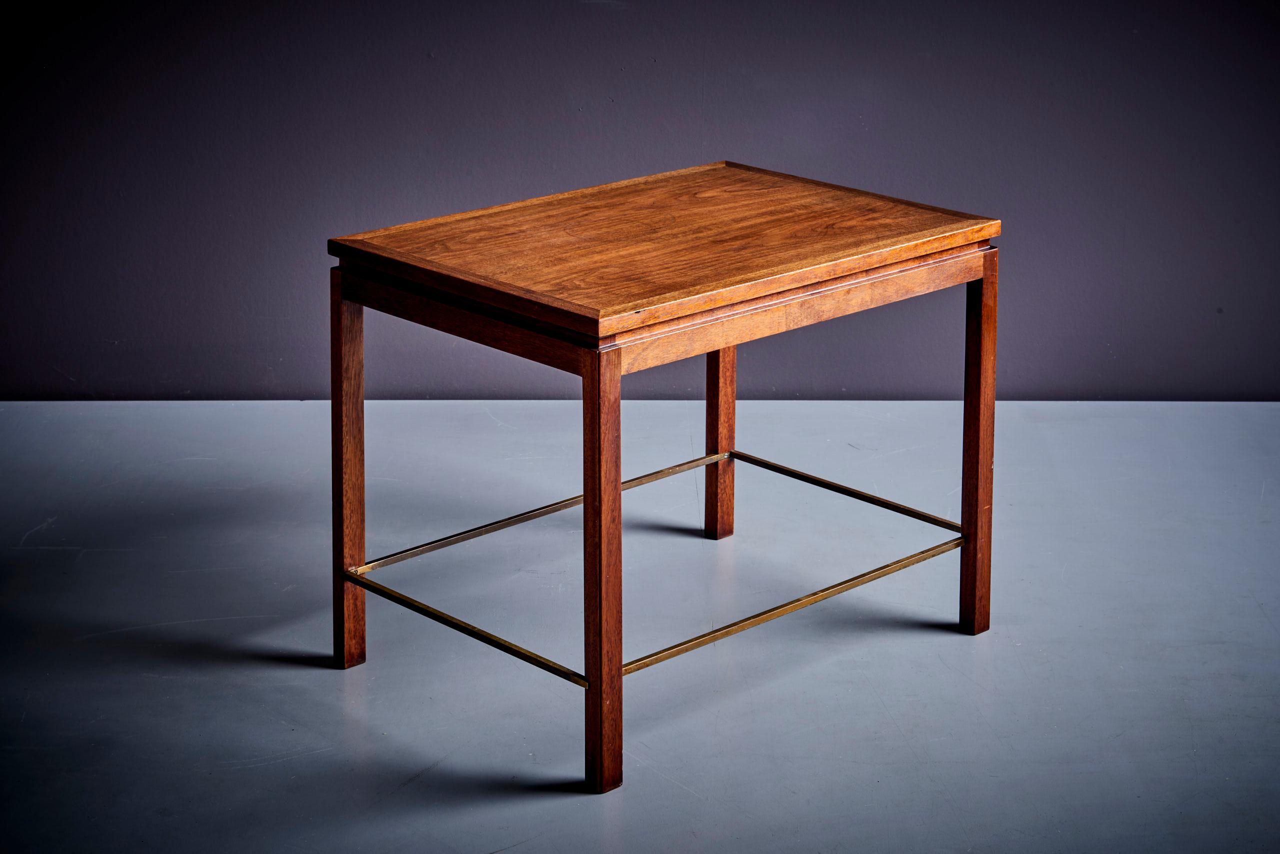 Edward Wormley for Dunbar Walnut Side Table USA - 1960s In Good Condition For Sale In Berlin, DE