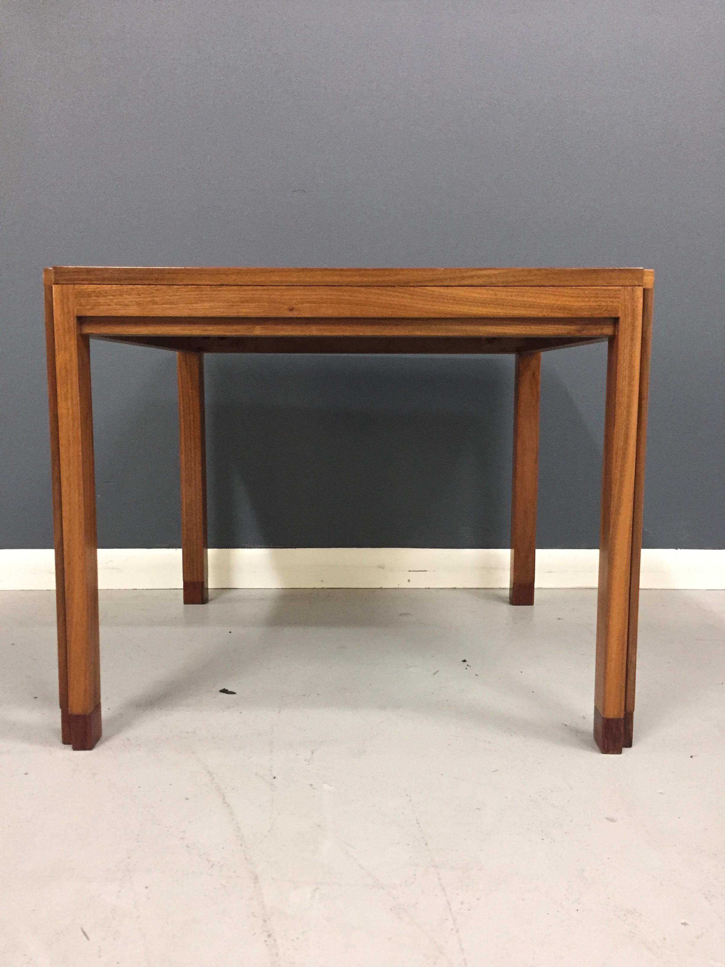 Edward Wormley walnut Parsons style side table with unusual aluminium inlaid legs. Incised corners start at the top and move all the way down the legs with aluminium inlay. Recessed apron and rosewood feet.