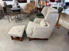 Edward Wormley for Dunbar Wing Back Chair & Ottoman in Wool Mohair Blend (Chaise à dossier en forme d'aile et pouf en laine et mohair)