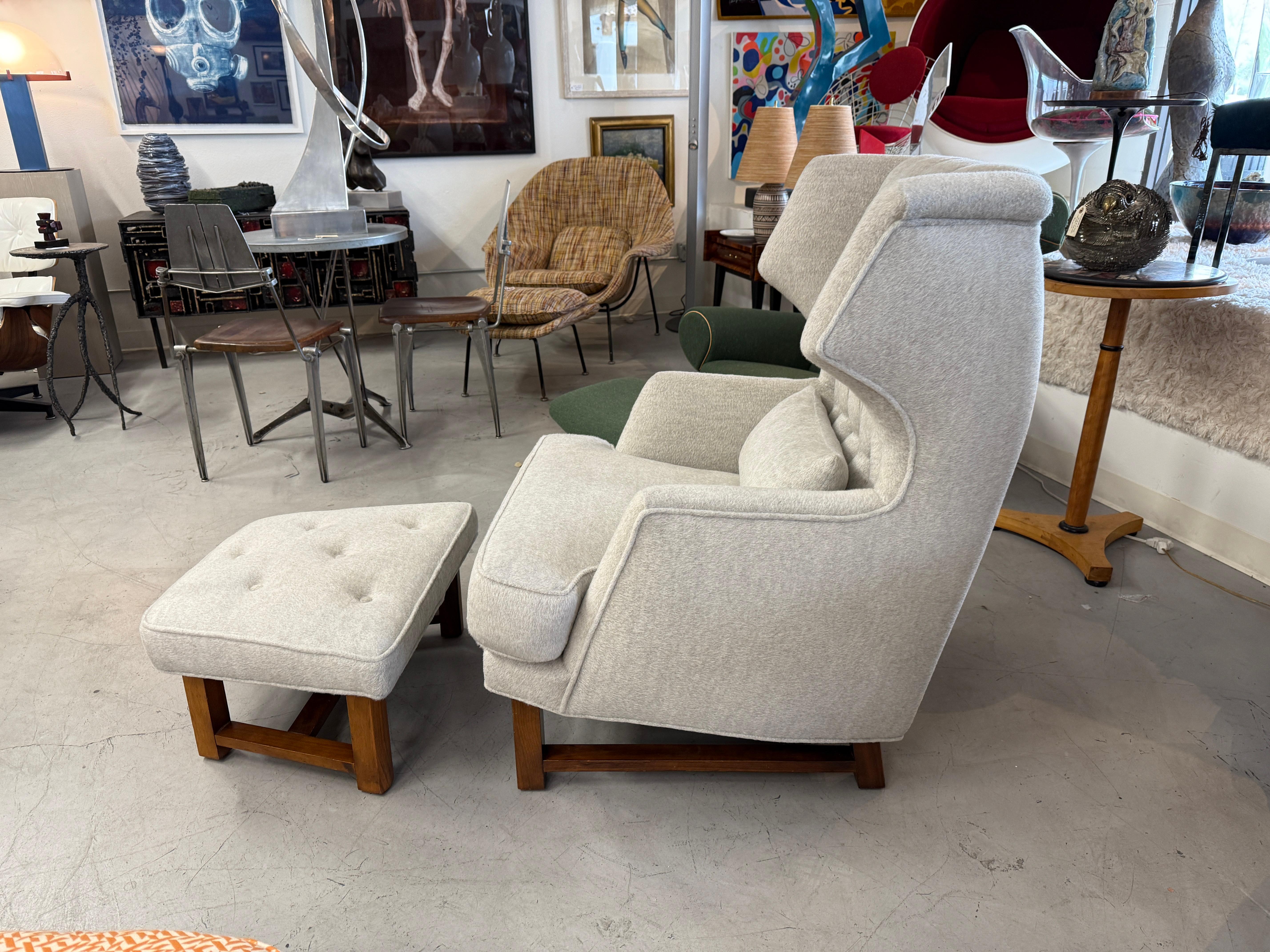 Americano Edward Wormley for Dunbar Sedia con schienale ad ala e ottomana in lana e mohair in vendita