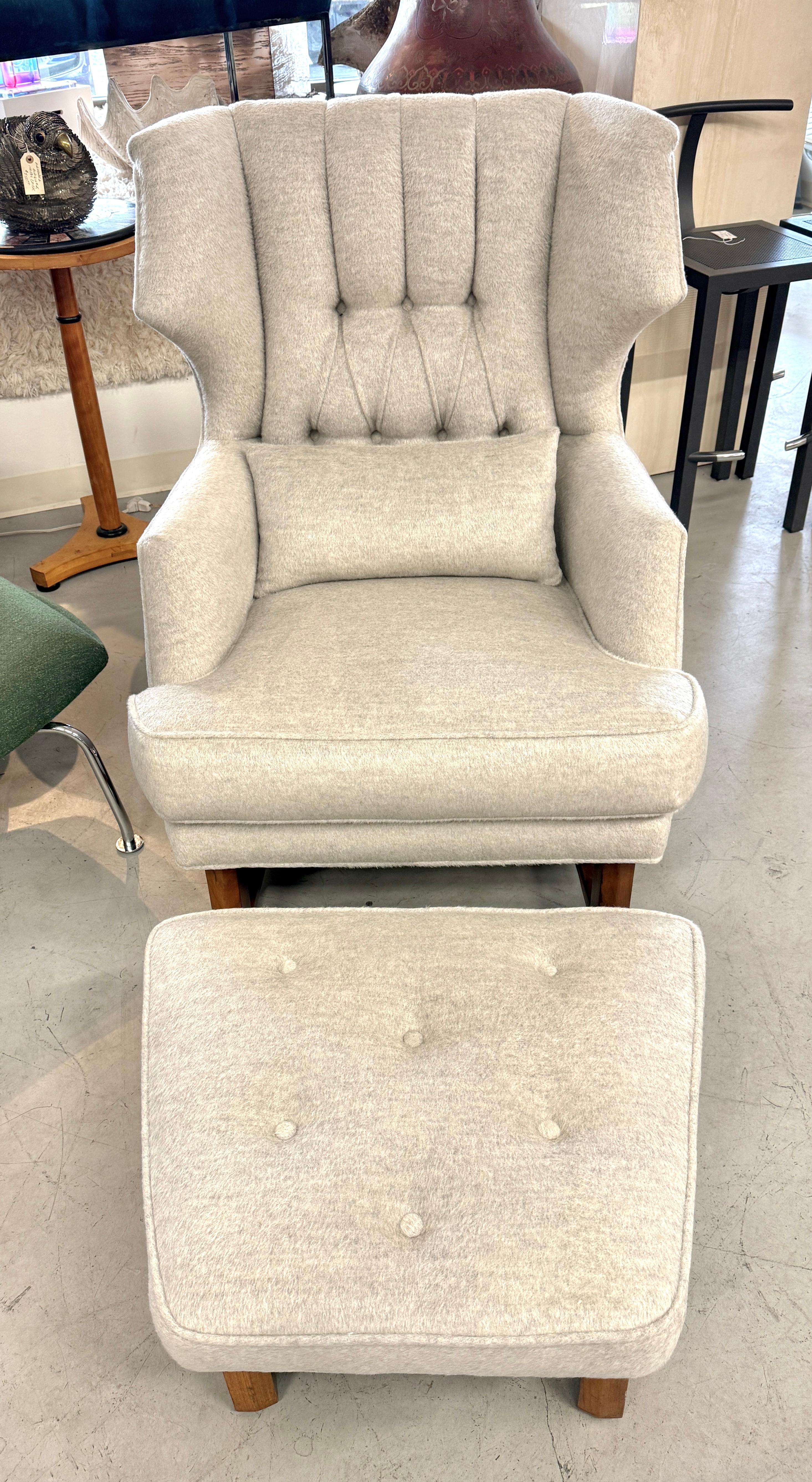 Metà XX secolo Edward Wormley for Dunbar Sedia con schienale ad ala e ottomana in lana e mohair in vendita