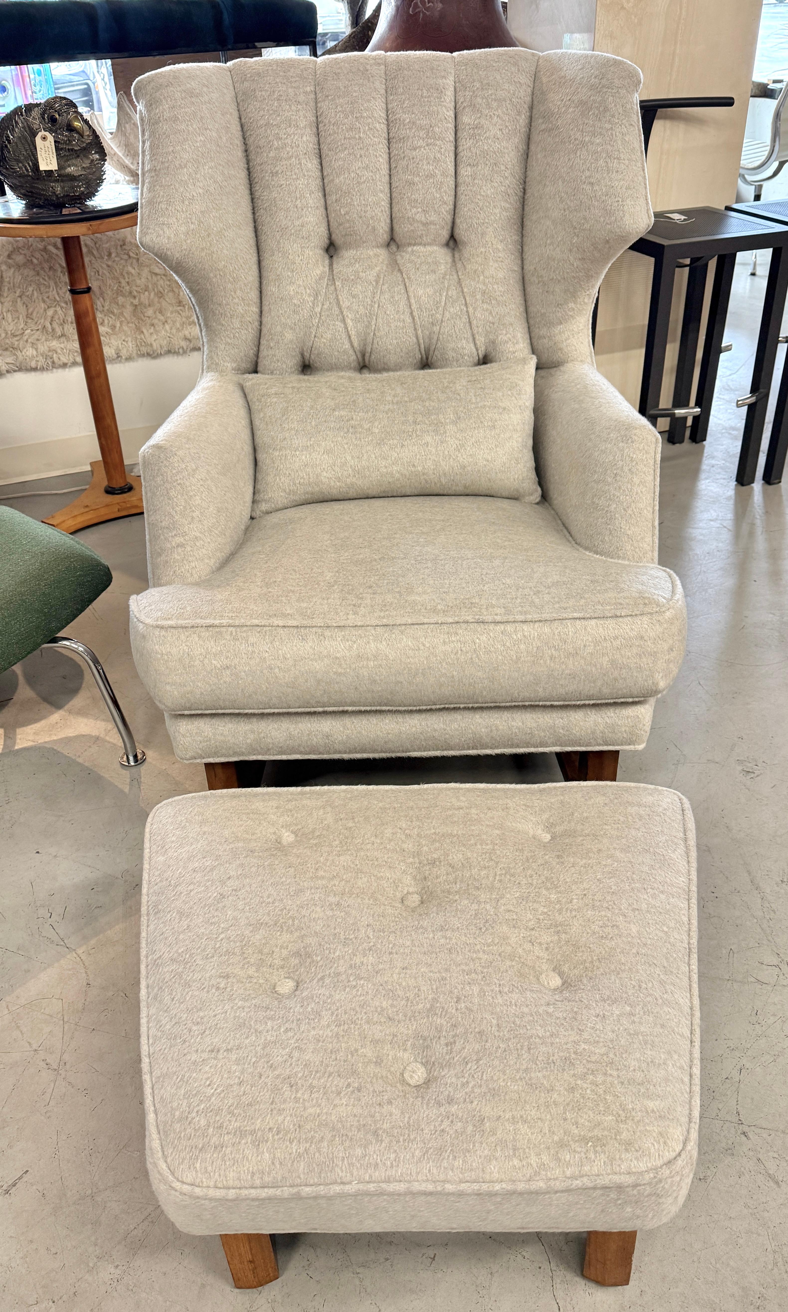 Pelle Edward Wormley for Dunbar Sedia con schienale ad ala e ottomana in lana e mohair in vendita