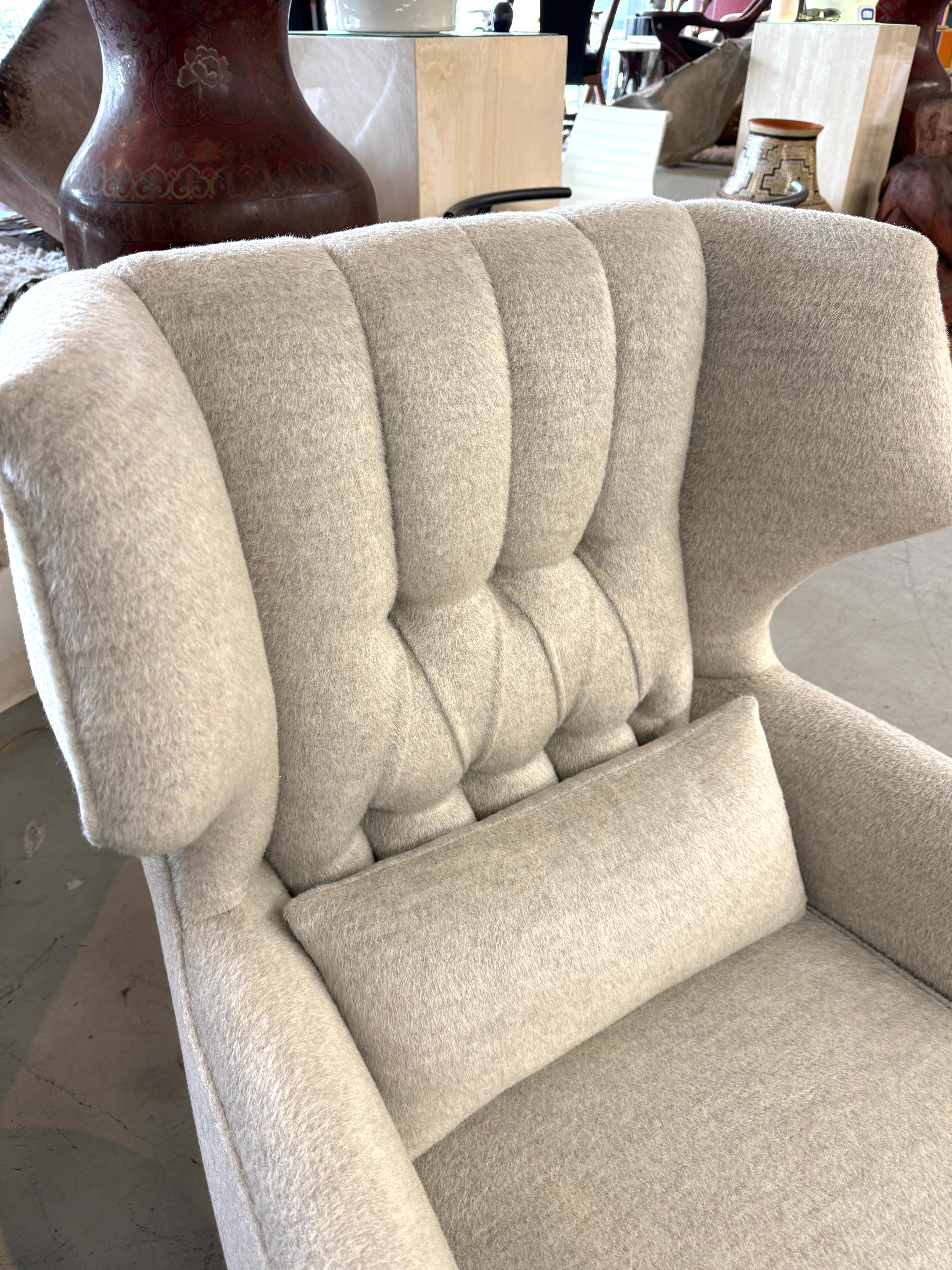 Edward Wormley for Dunbar Sedia con schienale ad ala e ottomana in lana e mohair in vendita 2