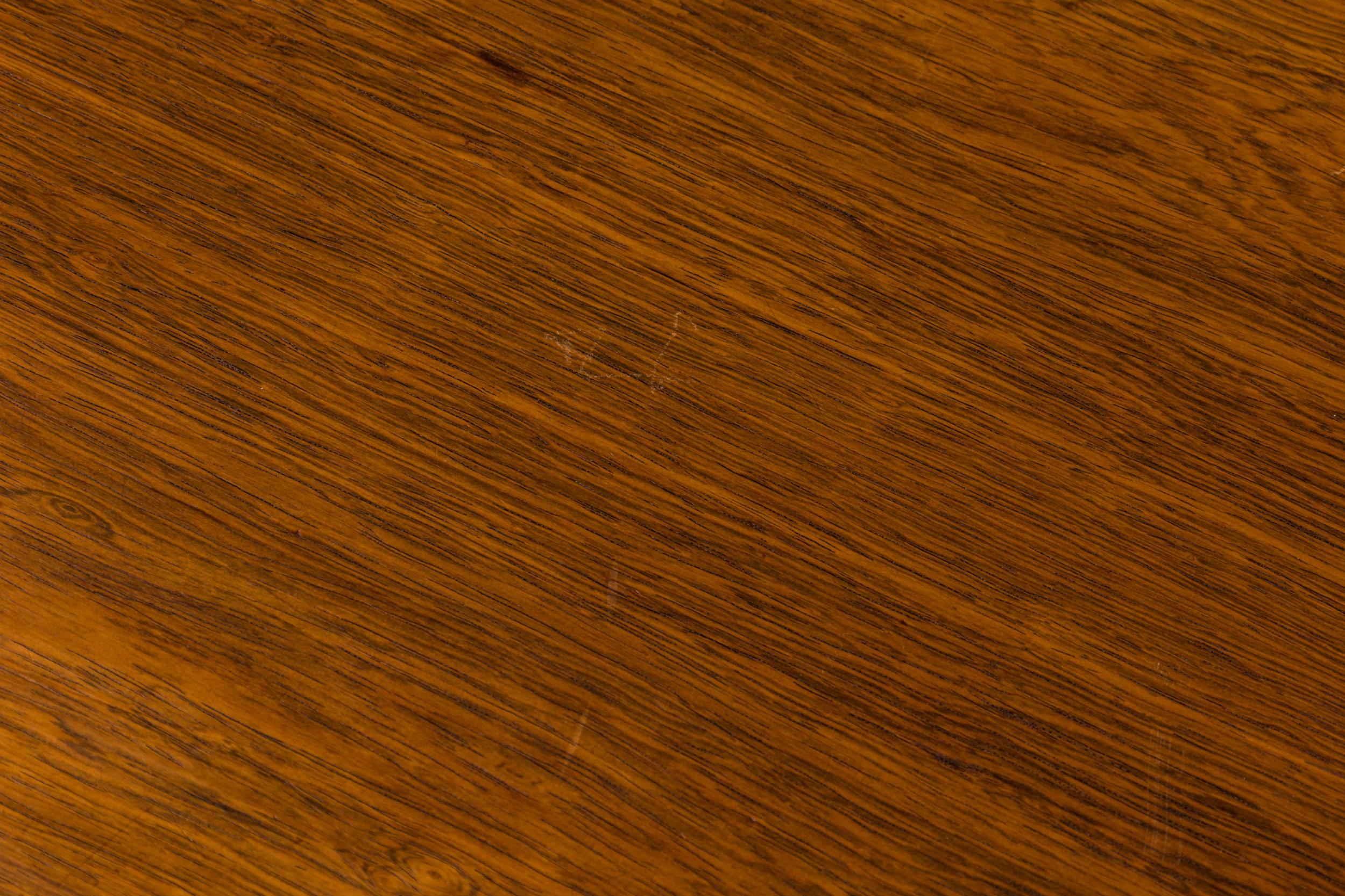 Table basse / d'appoint du milieu du siècle dernier avec un plateau rectangulaire légèrement arrondi et un plateau en bois inSet teinté plus clair soutenu par un cadre en bois plus foncé avec un tablier en forme et quatre pieds arrondis. (EDWARD