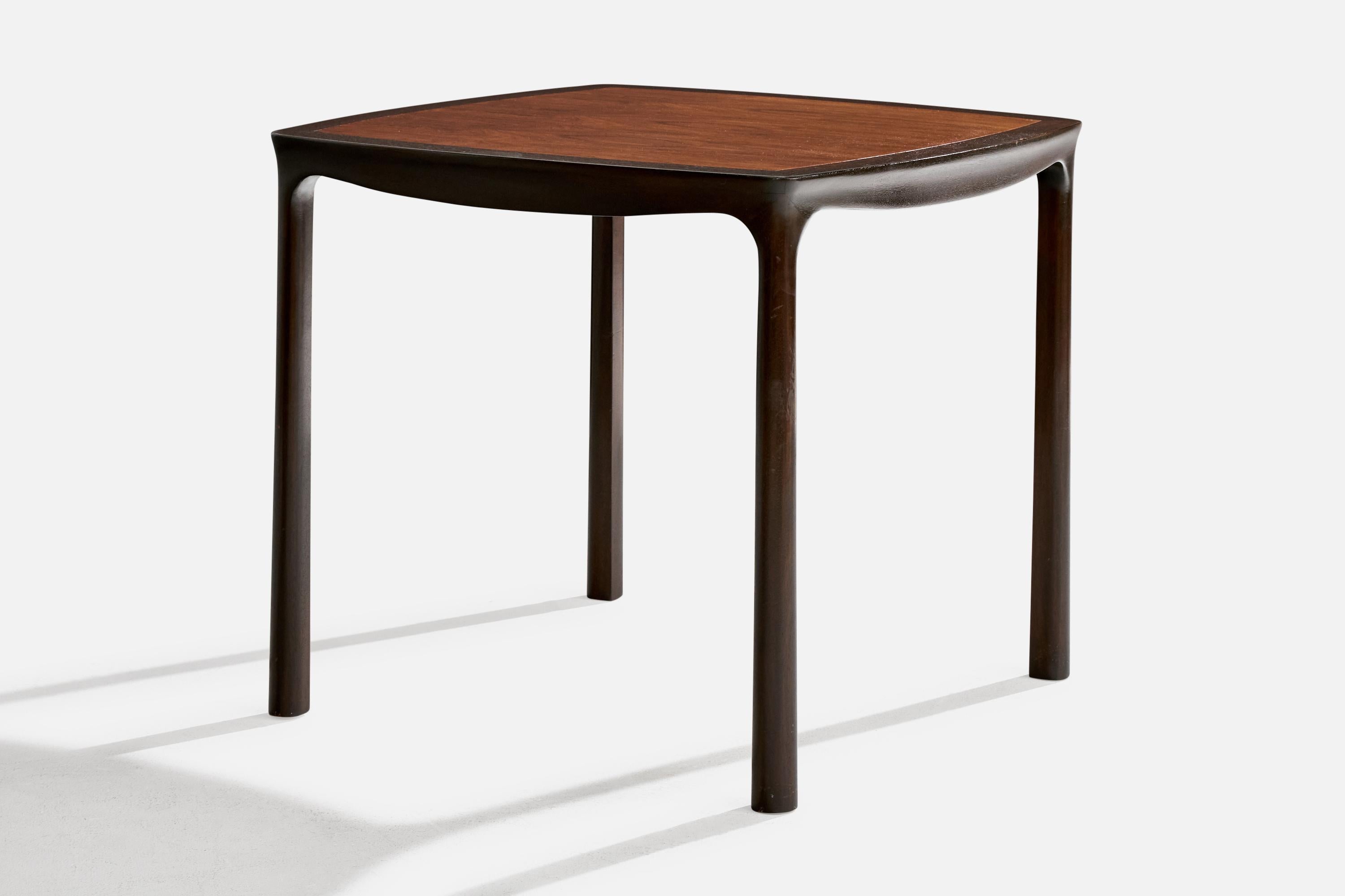 Tavolo da gioco in legno progettato da Edward Wormley e prodotto da Dunbar, USA, anni '60 circa.

Dimensioni complessive (pollici): 28,0 
