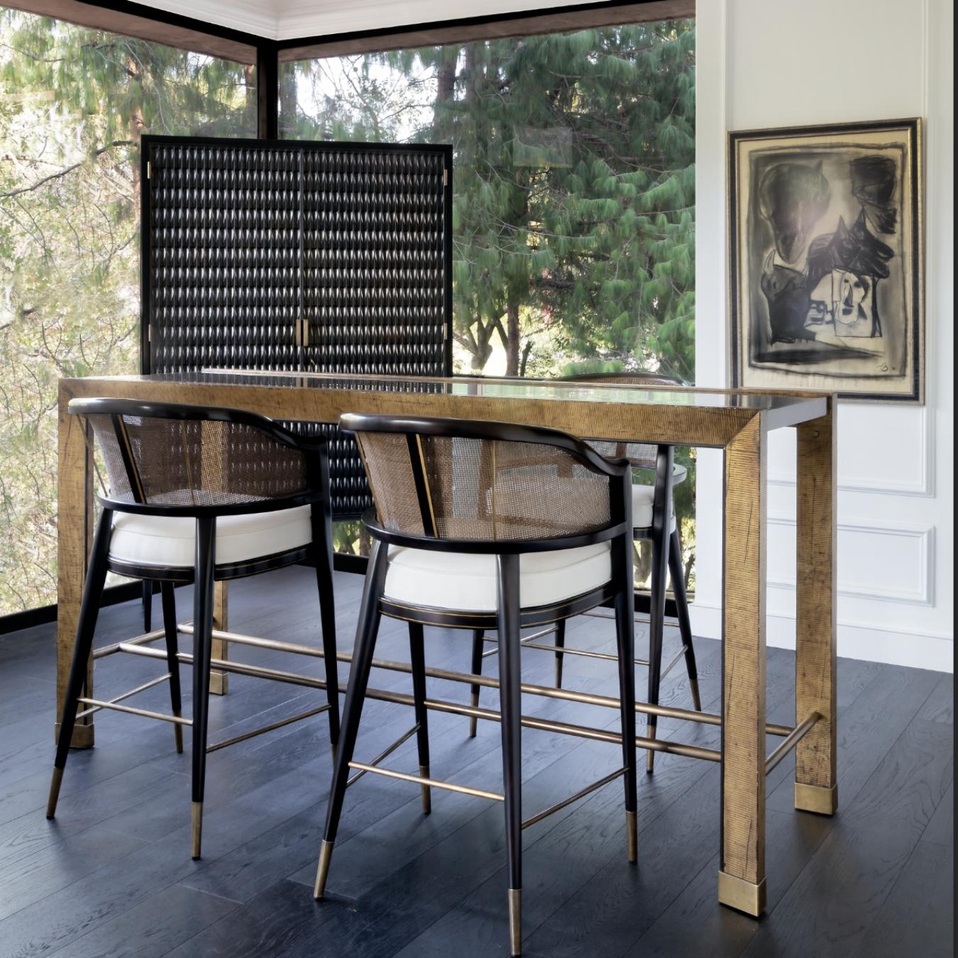 Une pièce sophistiquée réalisée avec le plus haut niveau d'art, inspirée par Edward Wormley. Ce tabouret de bar présente un dossier rond avec canne et des pieds délicats avec des capuchons en laiton antiqué.
  