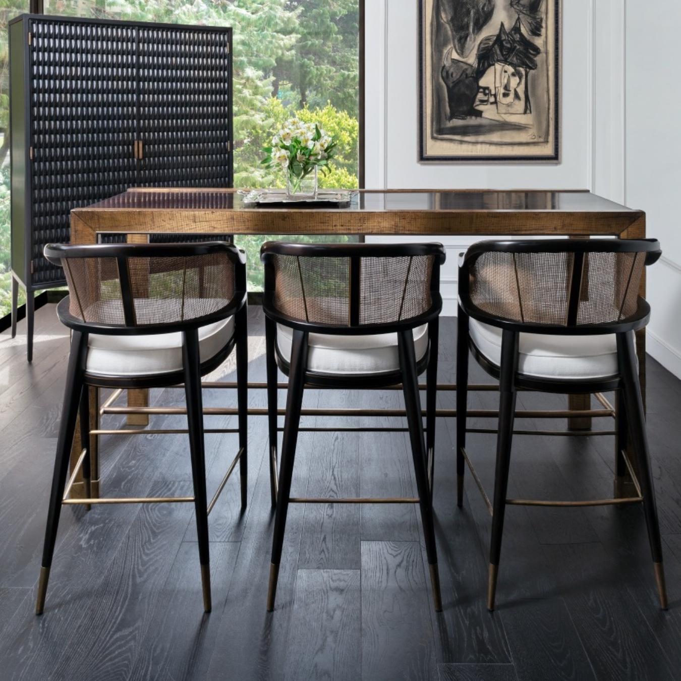 Mexicain Tabouret de bar Grasse d'inspiration Edward Wormley avec dossier incurvé en rotin et laiton en vente