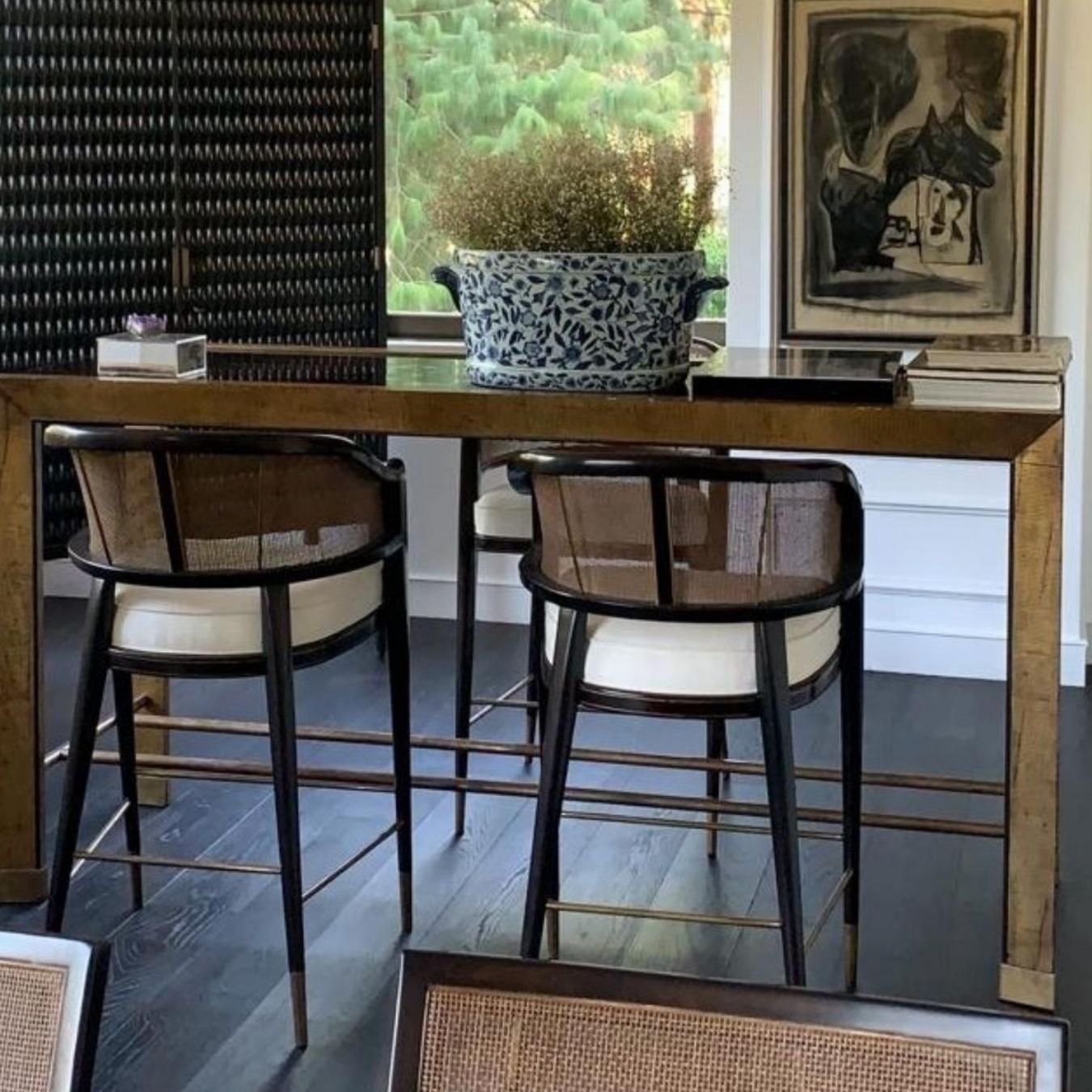 Tabouret de bar Grasse d'inspiration Edward Wormley avec dossier incurvé en rotin et laiton Neuf - En vente à Bosques de las Lomas, MX