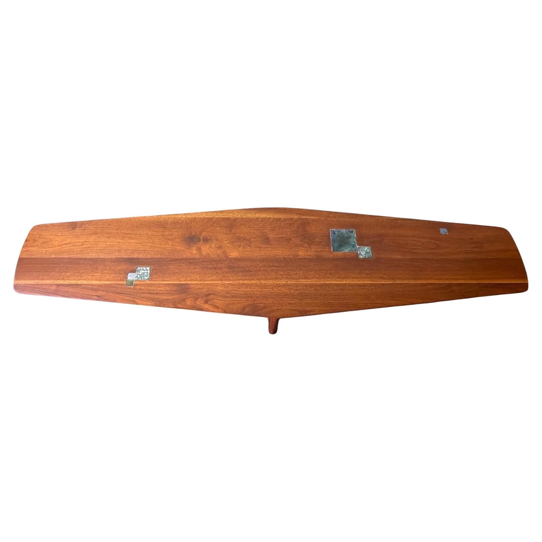 Tavolino Janas con piastrelle in vetro Tiffany di Edward Wormley per Dunbar

Stupendo tavolino in noce massiccio di Edward Wormley per Dunbar. Realizzato con vetro Louis C. Tiffany intarsiato all'interno del tavolo. Questo tavolo presenta 5