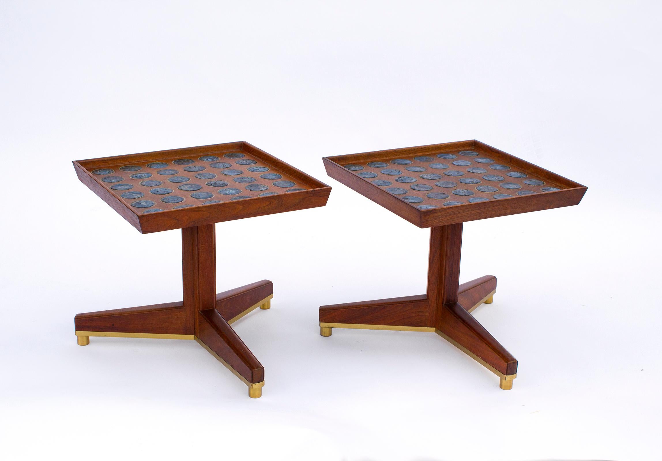 Américain Tables d'appoint Janus d'Edward Wormley en noyer avec carreaux Natzler pour Dunbar en vente