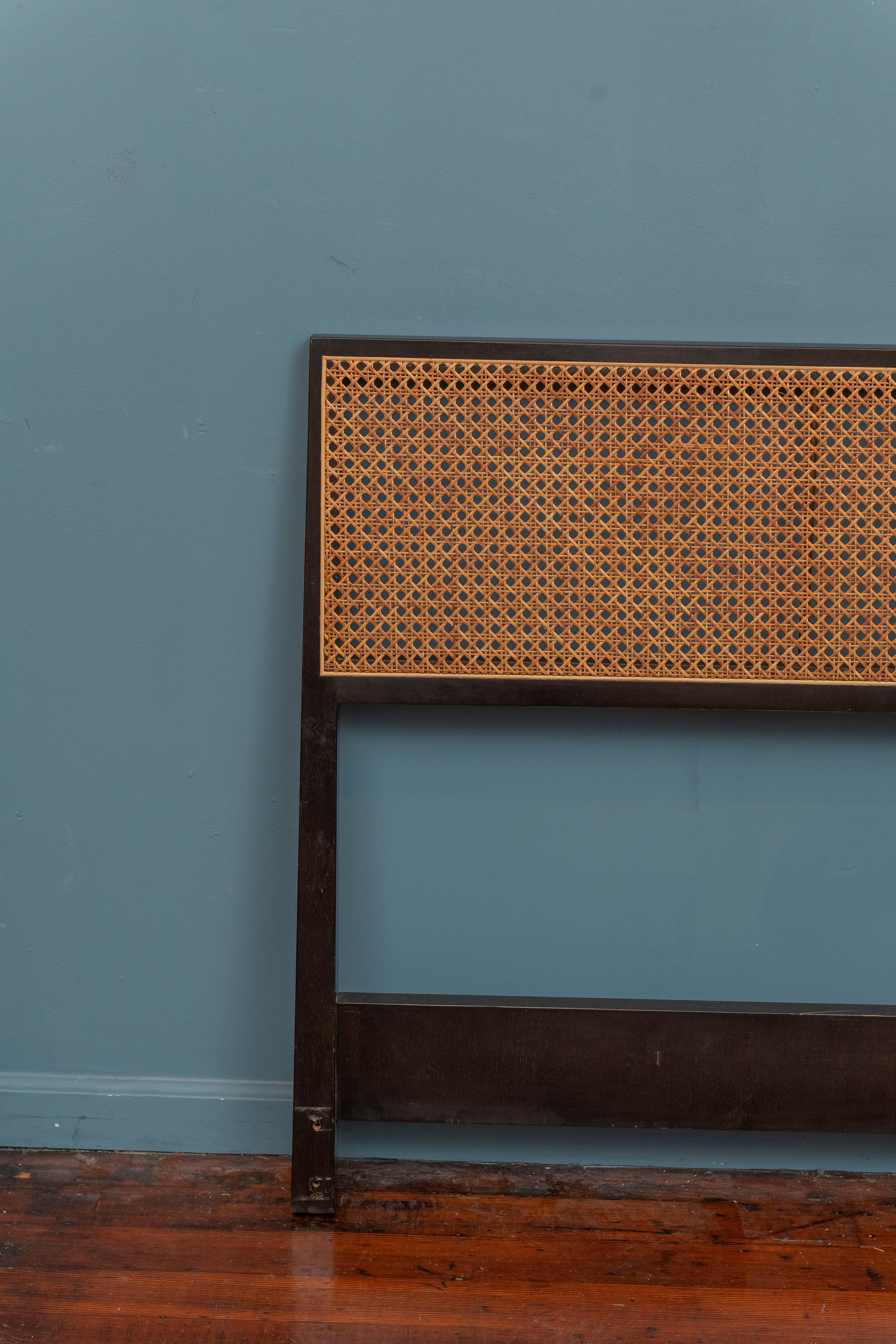 Edward Wormley entwirft ein Kingsize-Kopfteil für Dunbar Furniture, Berne Indiana. Das Gestell aus ebonisiertem Mahagoniholz mit Rückenlehne ist für eine Kingsize-Matratze vorgesehen, ohne Schienen. In gutem originalen und brauchbaren Zustand, mit