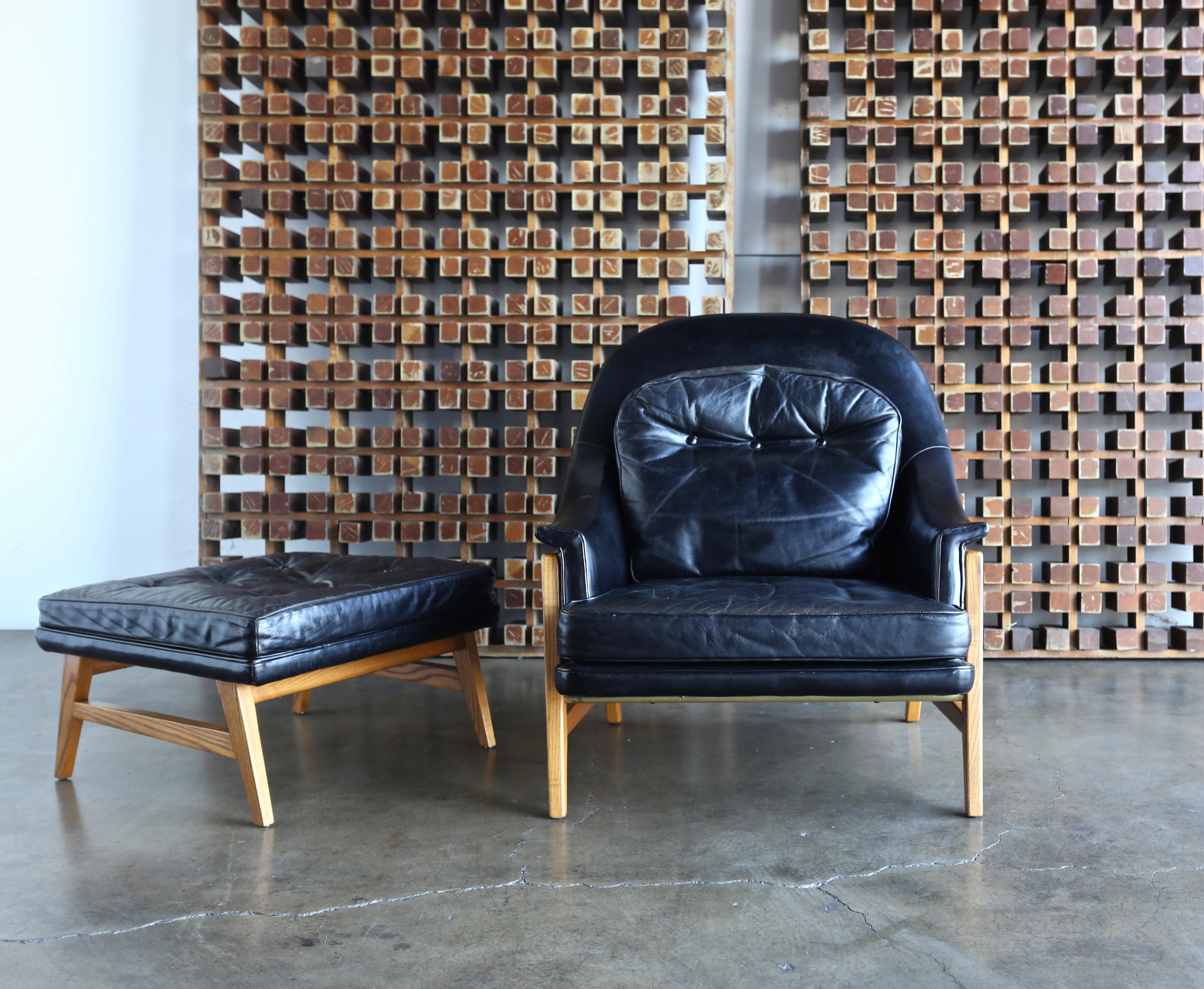 Edward Wormley leather lounge chair and ottoman for Dunbar, designed in 1957 for the Janus line.

Measures: Ottoman 24.5