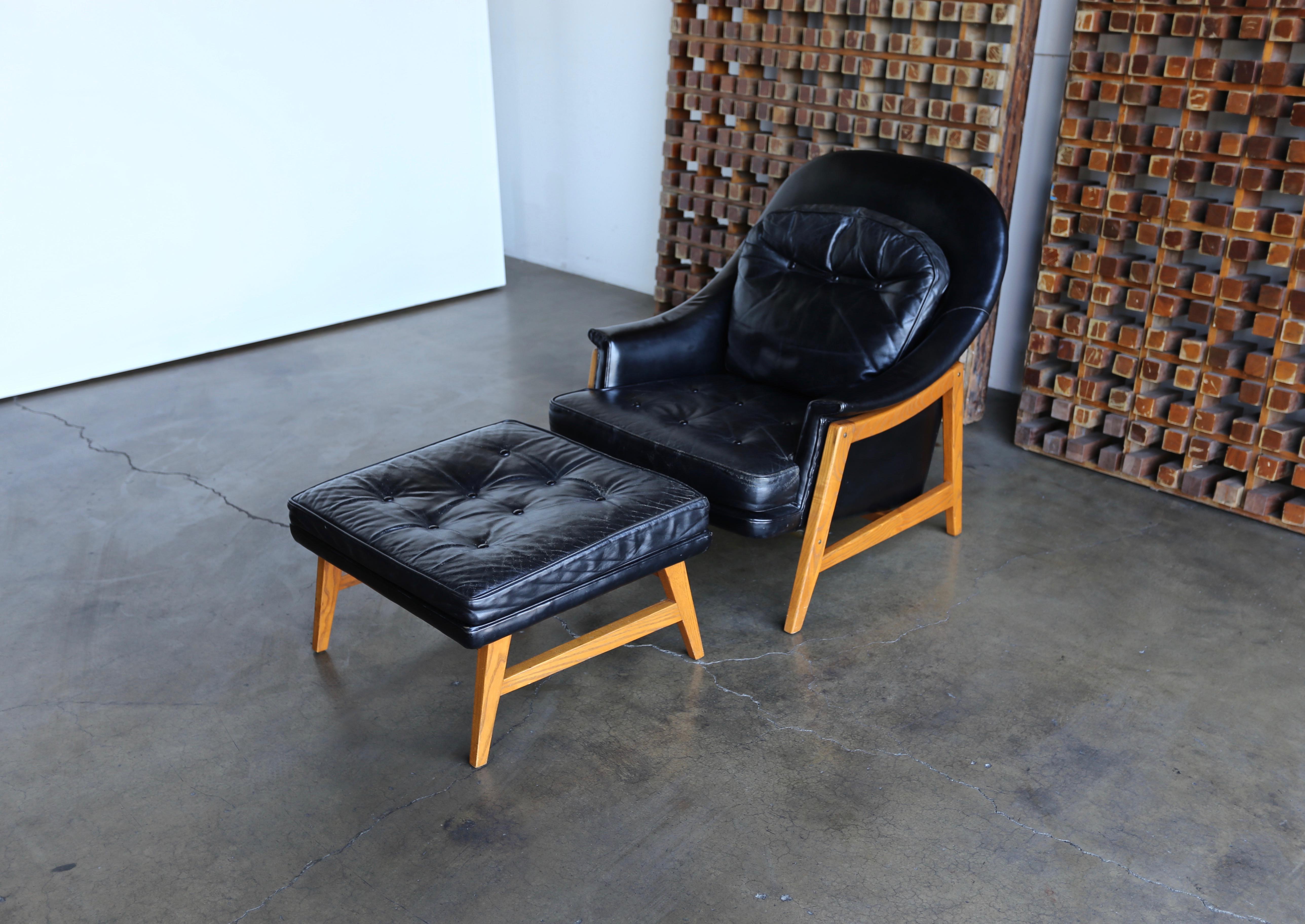 Edward Wormley Leather Lounge Chair and Ottoman for Dunbar, circa 1957 In Good Condition In Costa Mesa, CA