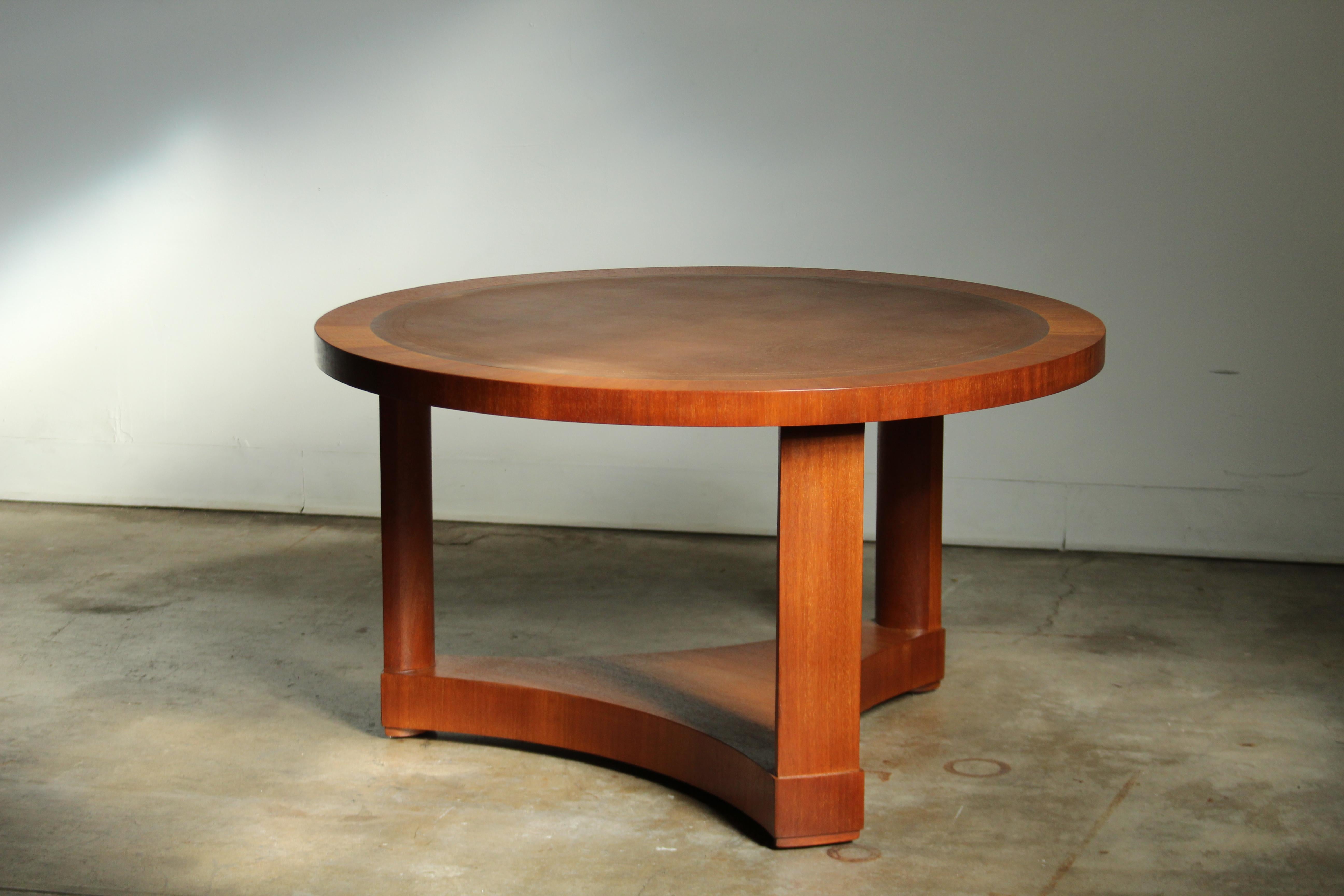 Empire américain Table à cocktail en acajou et dessus en cuir Edward Wormley, années 1950 en vente