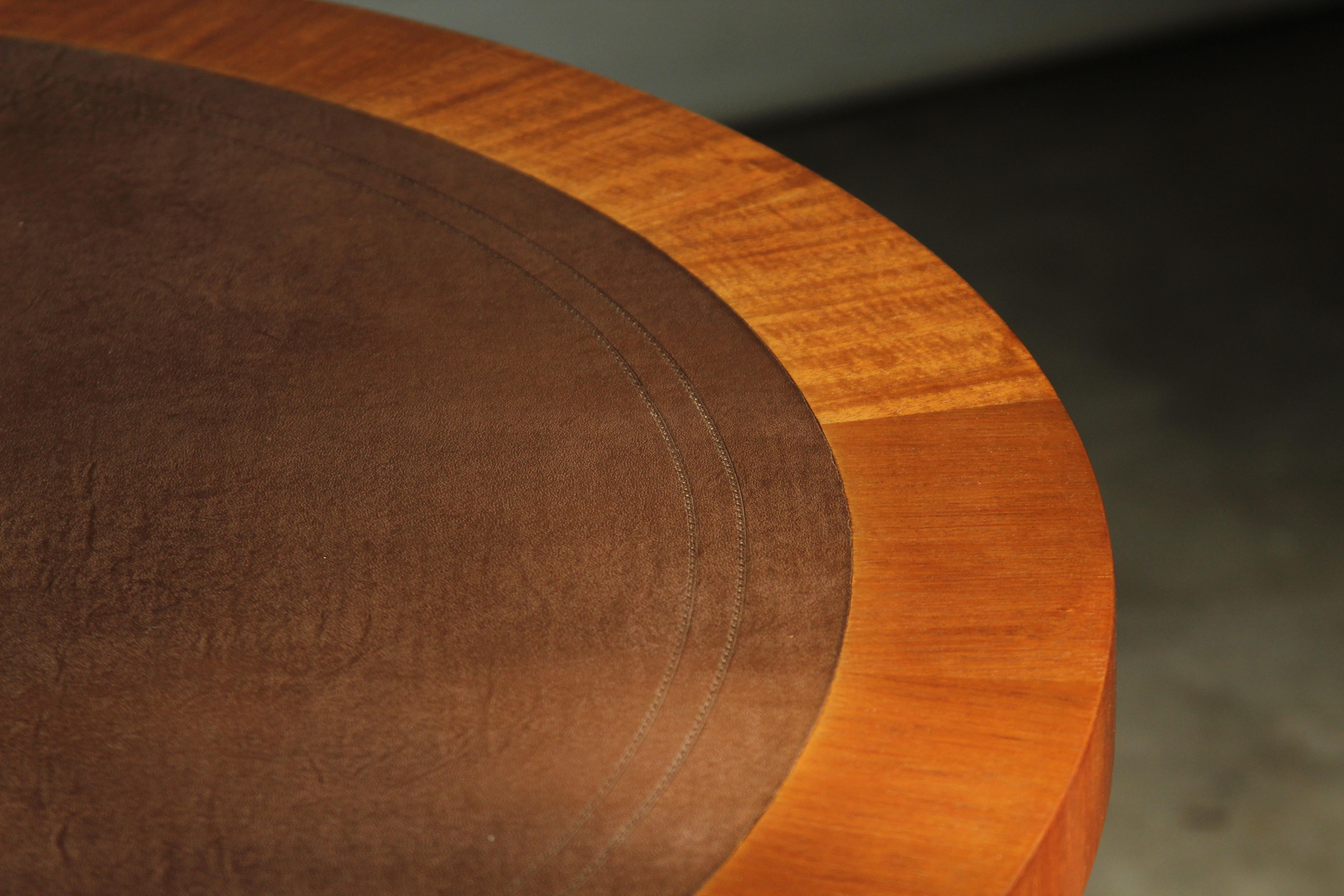 Américain Table à cocktail en acajou et dessus en cuir Edward Wormley, années 1950 en vente