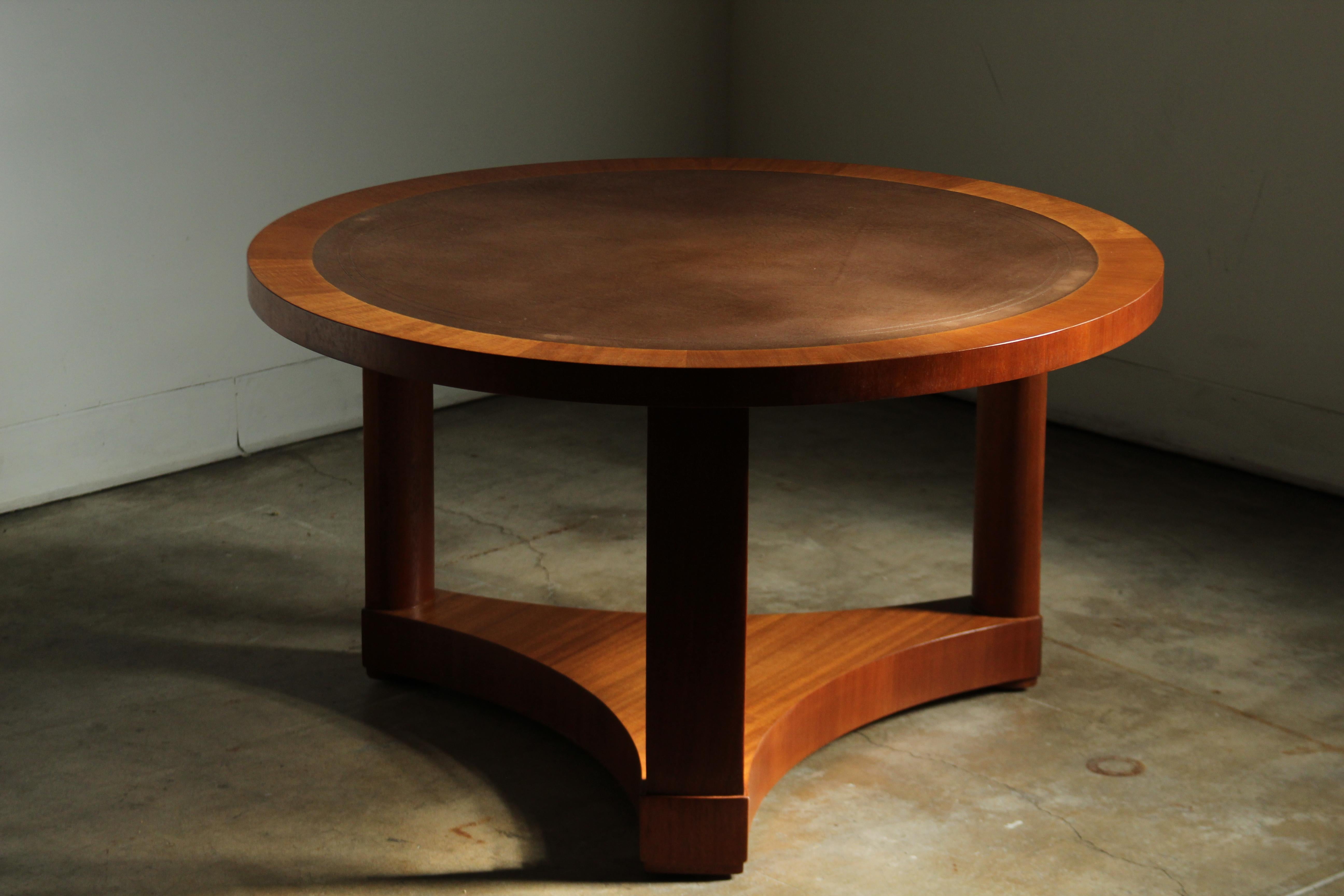 Cuir Table à cocktail en acajou et dessus en cuir Edward Wormley, années 1950 en vente