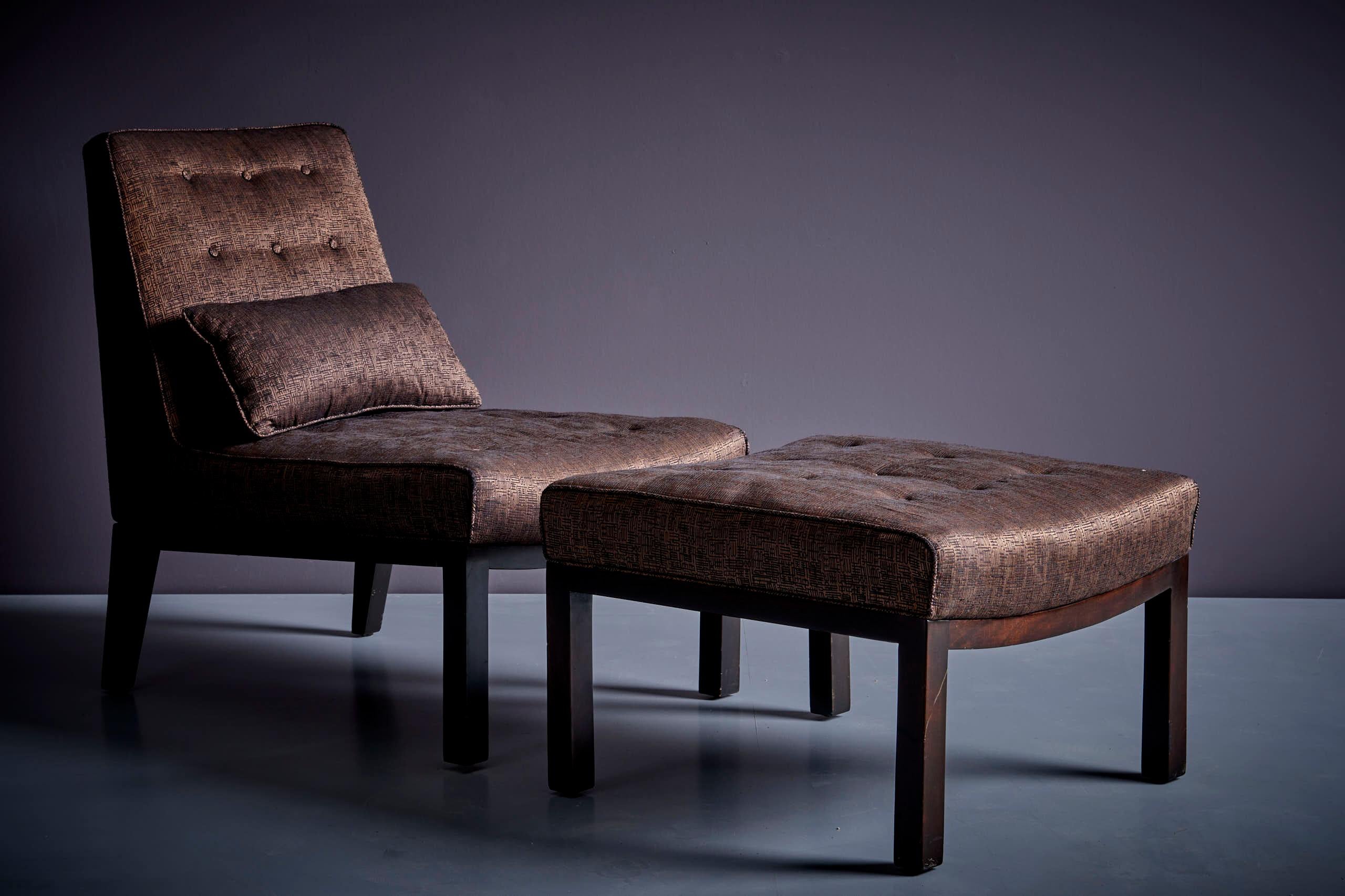 Edward Wormley Loungesessel mit Ottomane von Dunbar, USA 1960er Jahre
Dunbar Sessel mit Ottomane. Die angegebenen Maße gelten für den Lounge Chair. Die Ottomane ist 60 cm tief, 60 cm breit, 40 cm hoch und hat eine Sitzhöhe von 40 cm. 
Der Stuhl