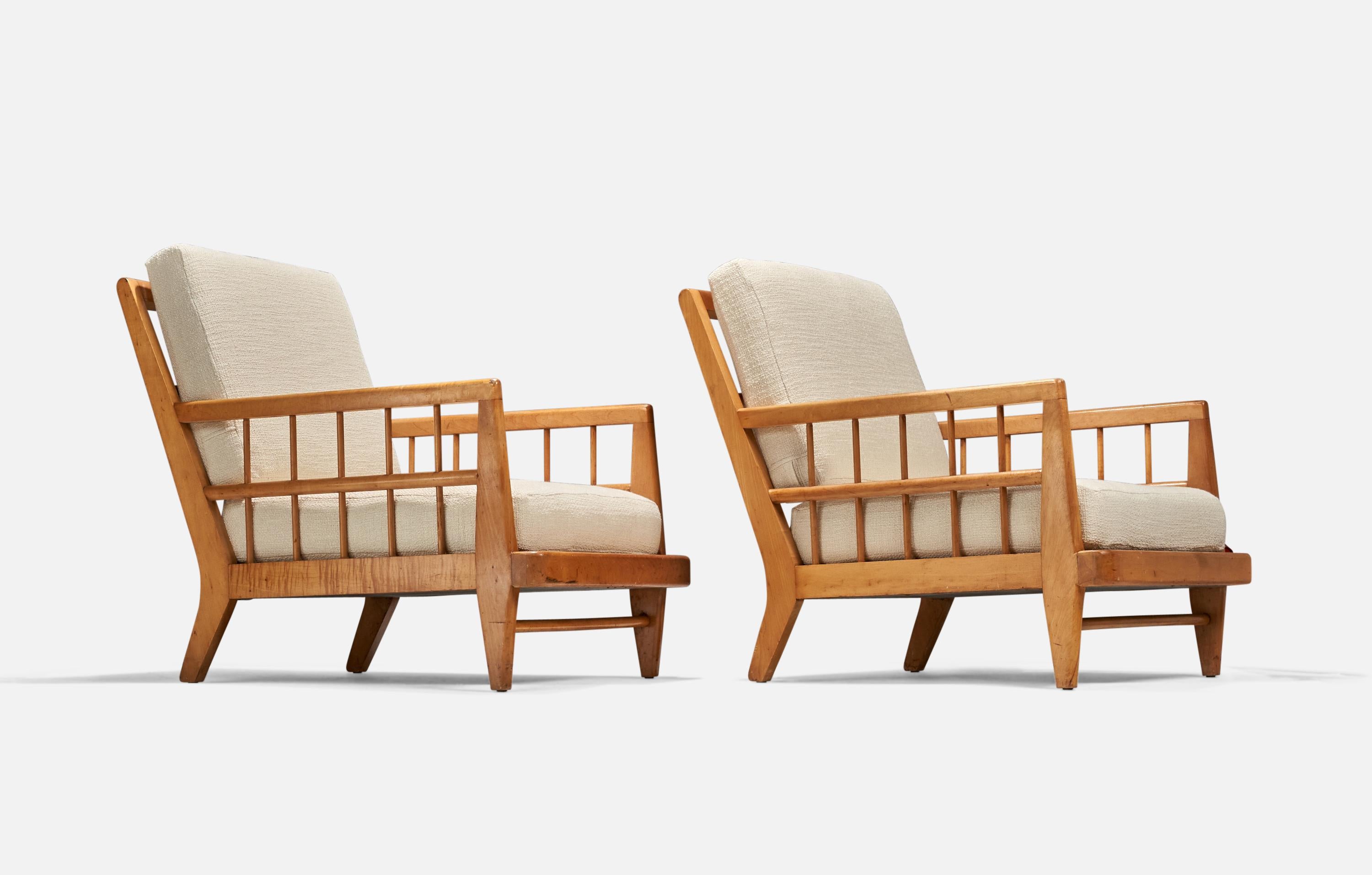 A pair of beech, and white fabric lounge chairs designed by Edward Wormley and produced by Drexel, United States, 1940s.

Measure: seat height (inches) : 14.5.