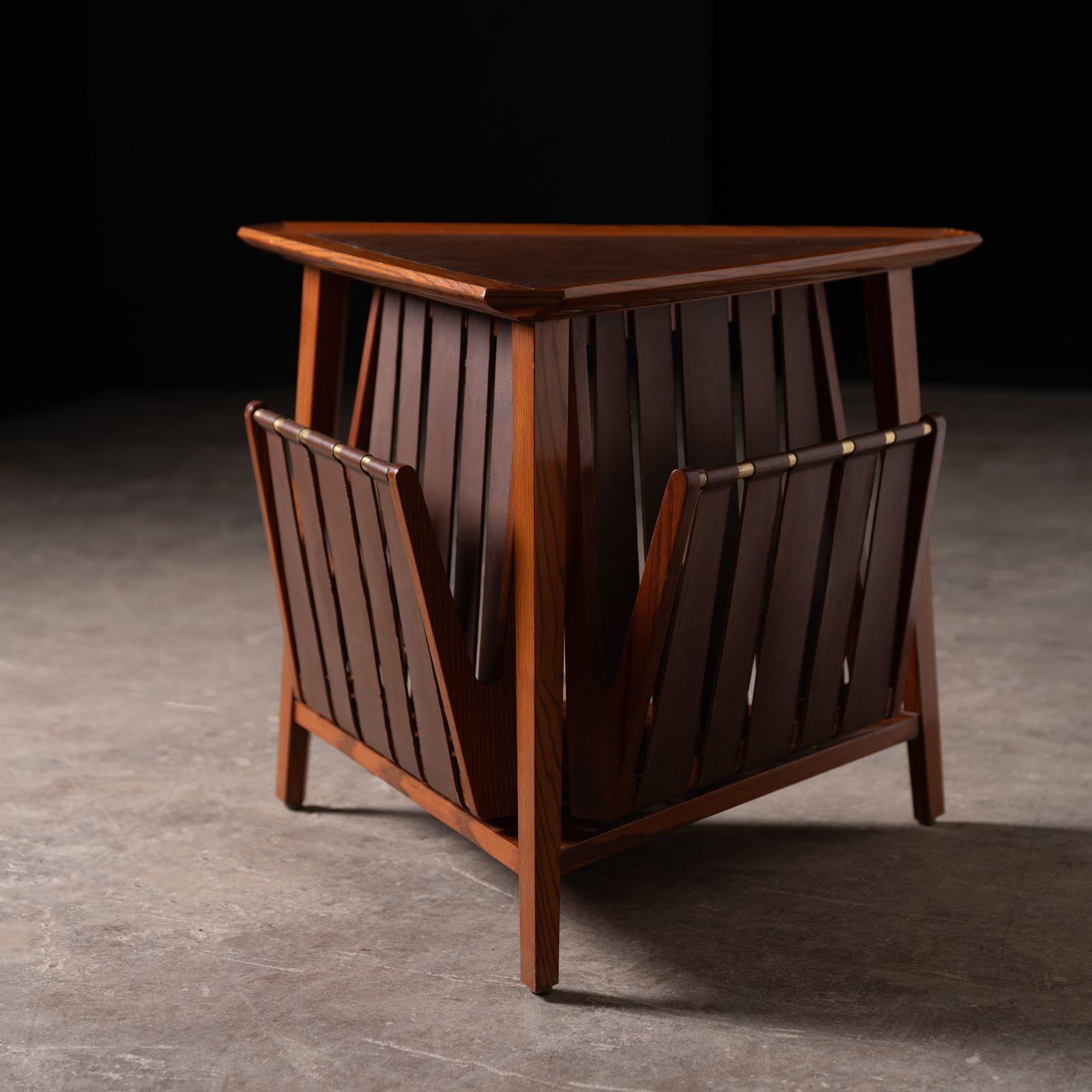 Table à revues par Edward Wormley pour Dunbar, 1959. Construite en chêne et en laiton avec un plateau en cuir inséré, la table est en très bon état d'origine.