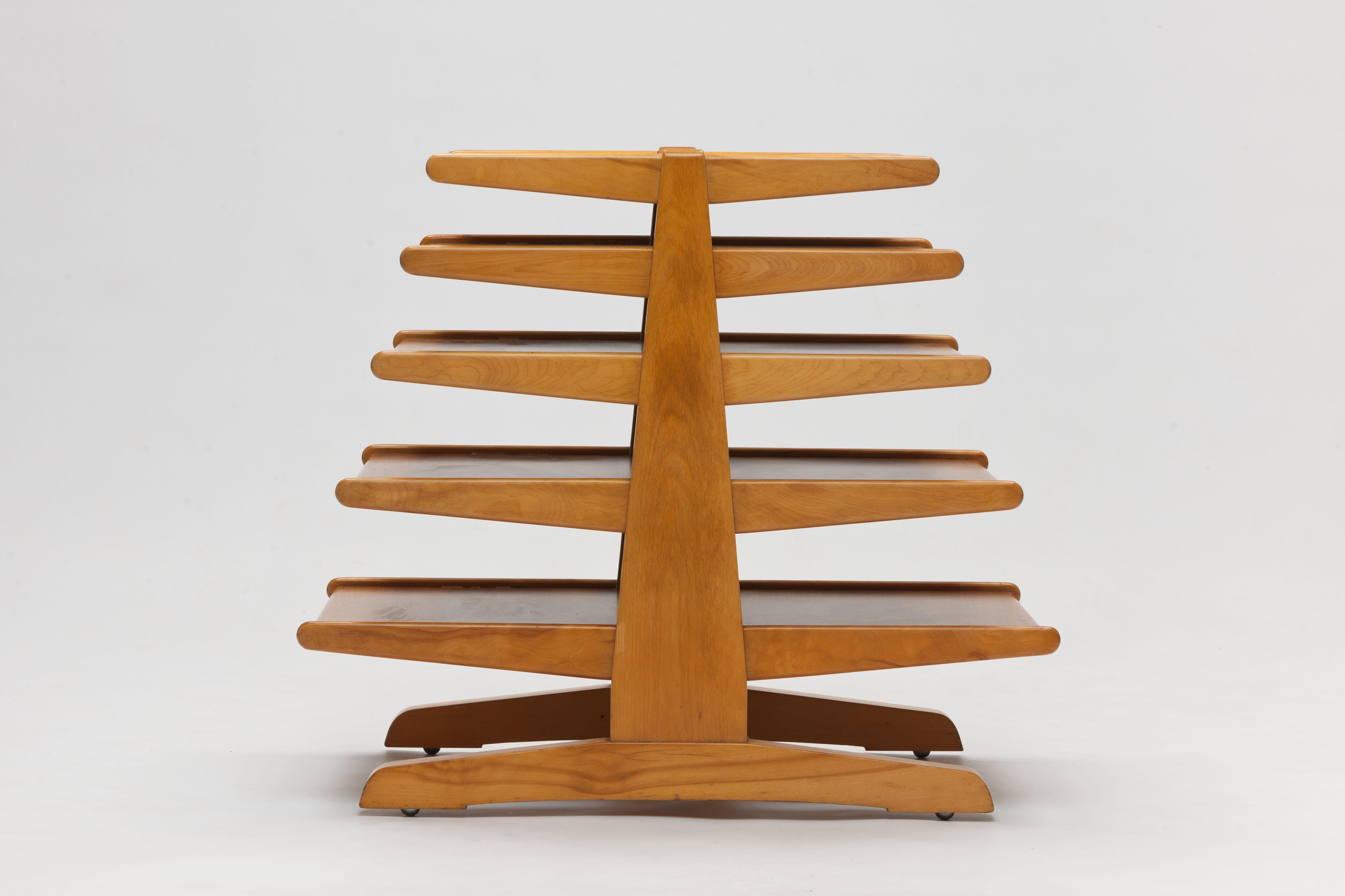 Magazine tree, model 4765 by American designer Edward Wormley executed in birch and sap grain walnut, designed in 1947 for Dunbar Furniture USA. 
A very special, functional and aesthetic small piece of furniture that works powerful in a room as a