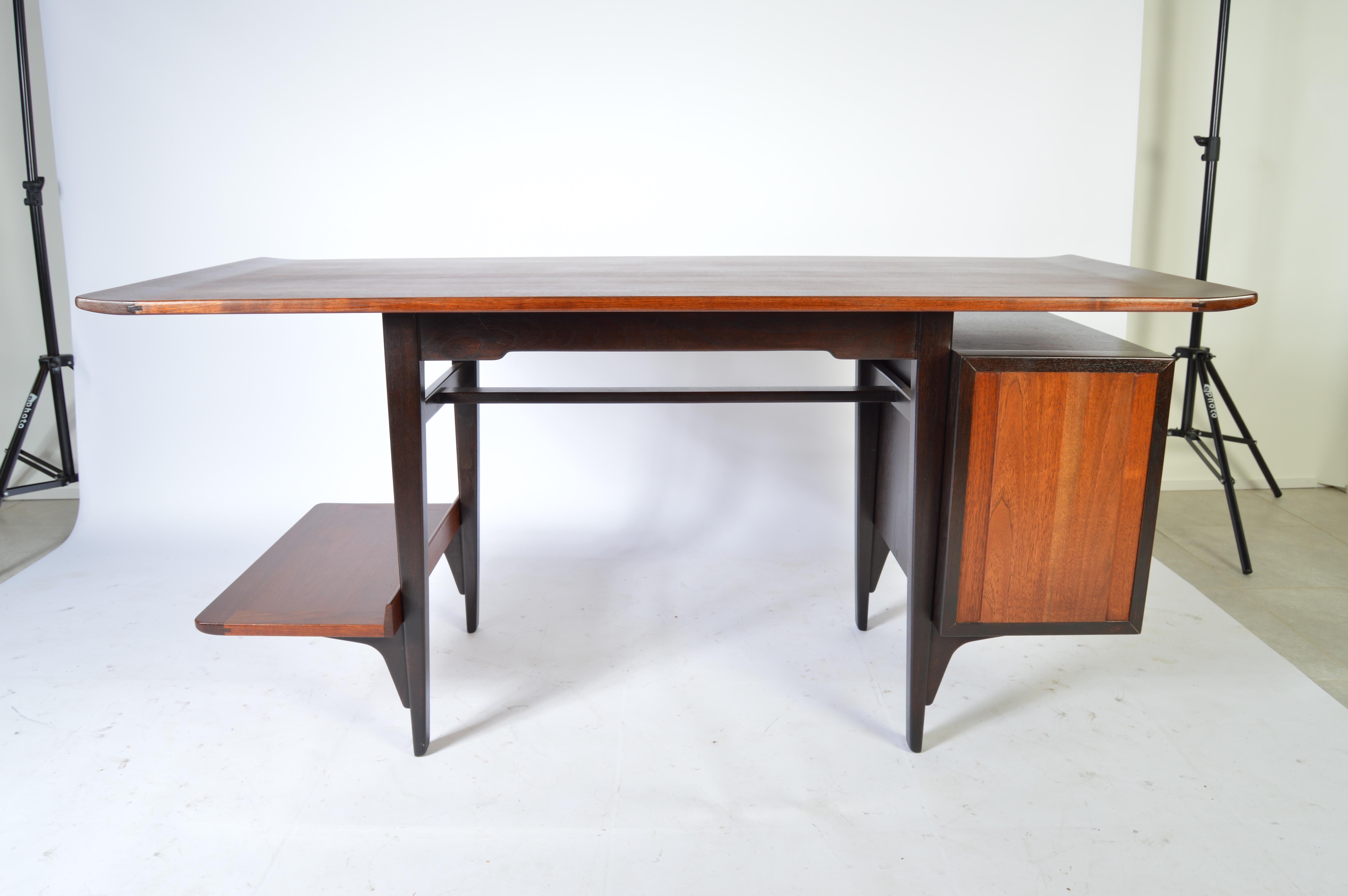 Edward Wormley Model 5735 Walnut & Rosewood Writing Desk for Dunbar, 1957 In Excellent Condition In Southampton, NJ
