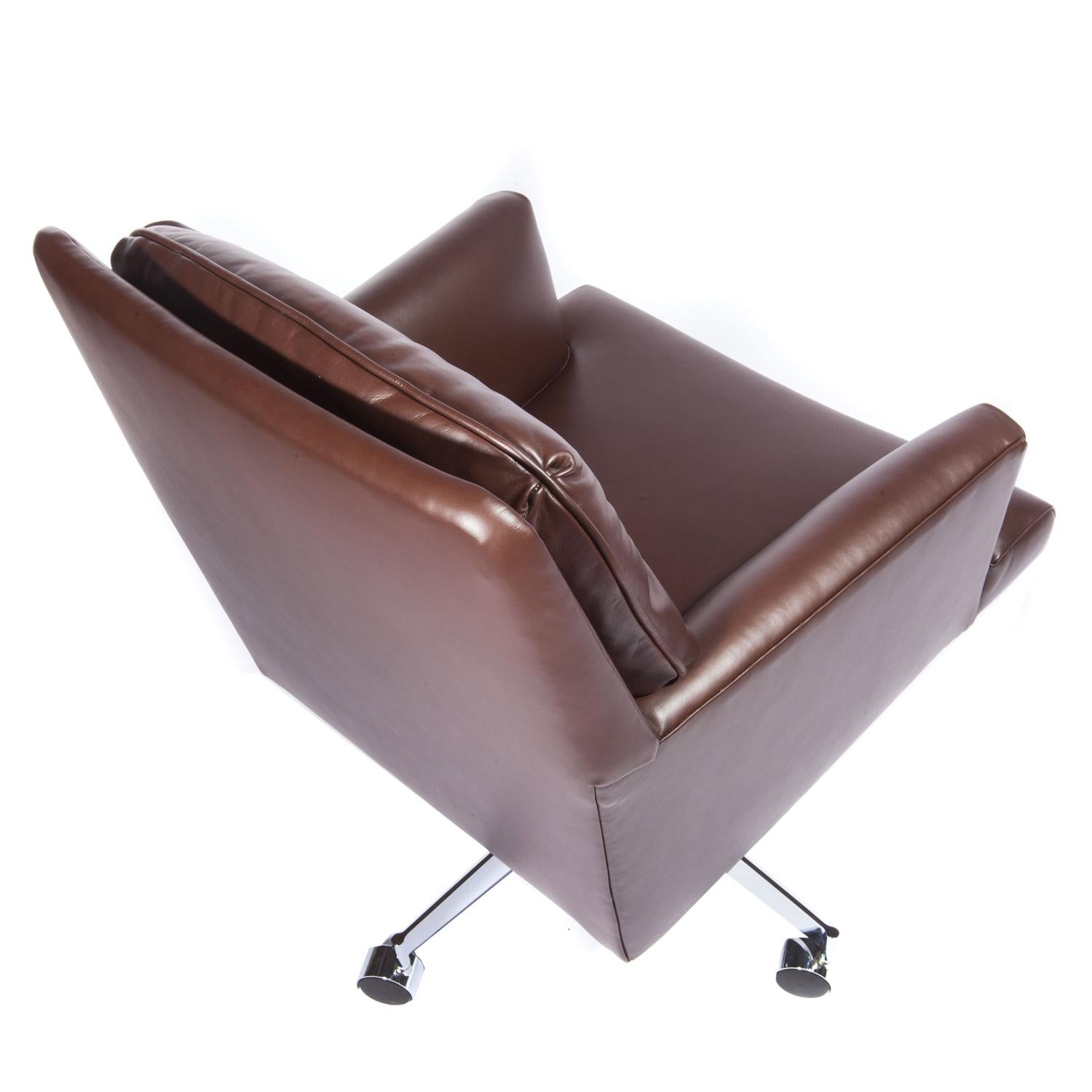 Edward Wormley Office Chair in Leather with Chrome Base, 1960s In Excellent Condition In New York, NY
