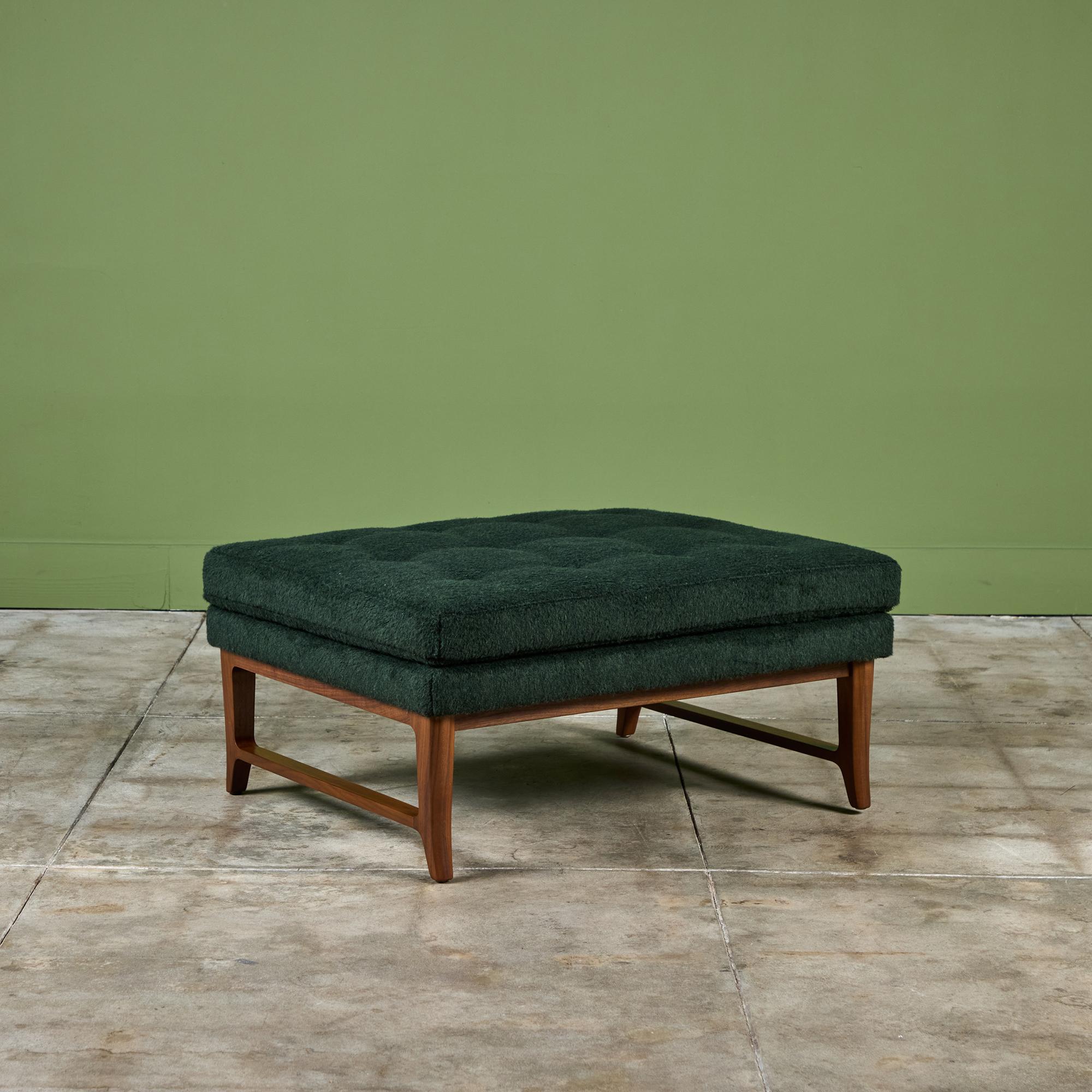 Ottomana di Edward Wormley per Dunbar, USA, anni '60 circa. Il cuscino della seduta è rivestito in mohair verde scuro, un bellissimo complemento alla ricca struttura in mogano. La struttura presenta quattro gambe affusolate con due barelle di